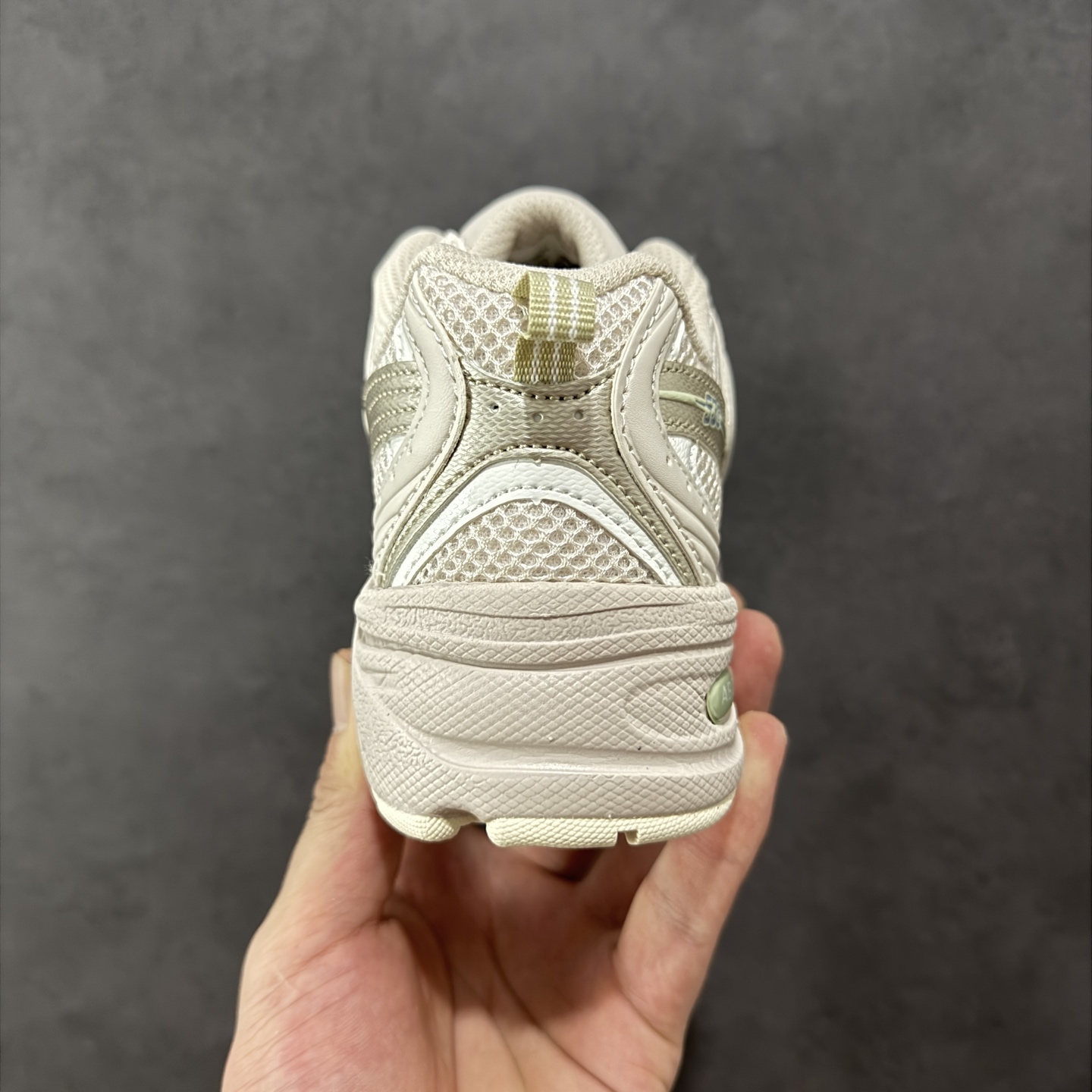 图片[4]-【K8版本】New Balance NB530 新百伦复古透气跑步鞋 抛弃过往以皮革为主的人气轮廓 以极具复古风范的跑鞋外观呈现 设计上全鞋以简约清爽的纯白色作基底 鞋身覆盖大面积织物网眼材质 并于鞋头、鞋带孔眼片等细节处点缀对比鲜明的反光银镀层凸显 鞋舌、侧身等位置则辅以一贯的「N」字标志和品牌徽标彰显身份 最后通过搭载的 ABZORB 缓震中底完善整体造型 货号：MR530AA1 尺码：36-45带半码-选品中心