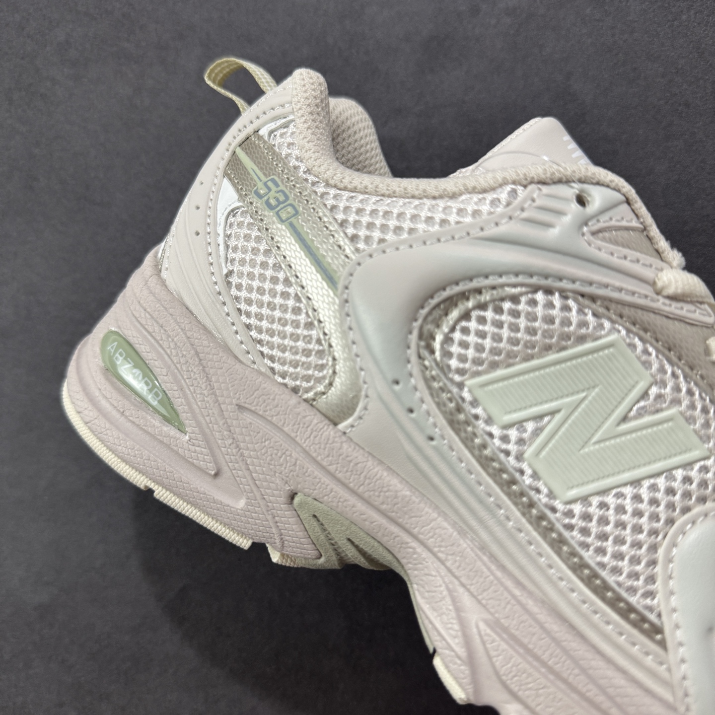 图片[6]-【K8版本】New Balance NB530 新百伦复古透气跑步鞋 抛弃过往以皮革为主的人气轮廓 以极具复古风范的跑鞋外观呈现 设计上全鞋以简约清爽的纯白色作基底 鞋身覆盖大面积织物网眼材质 并于鞋头、鞋带孔眼片等细节处点缀对比鲜明的反光银镀层凸显 鞋舌、侧身等位置则辅以一贯的「N」字标志和品牌徽标彰显身份 最后通过搭载的 ABZORB 缓震中底完善整体造型 货号：MR530AA1 尺码：36-45带半码-选品中心