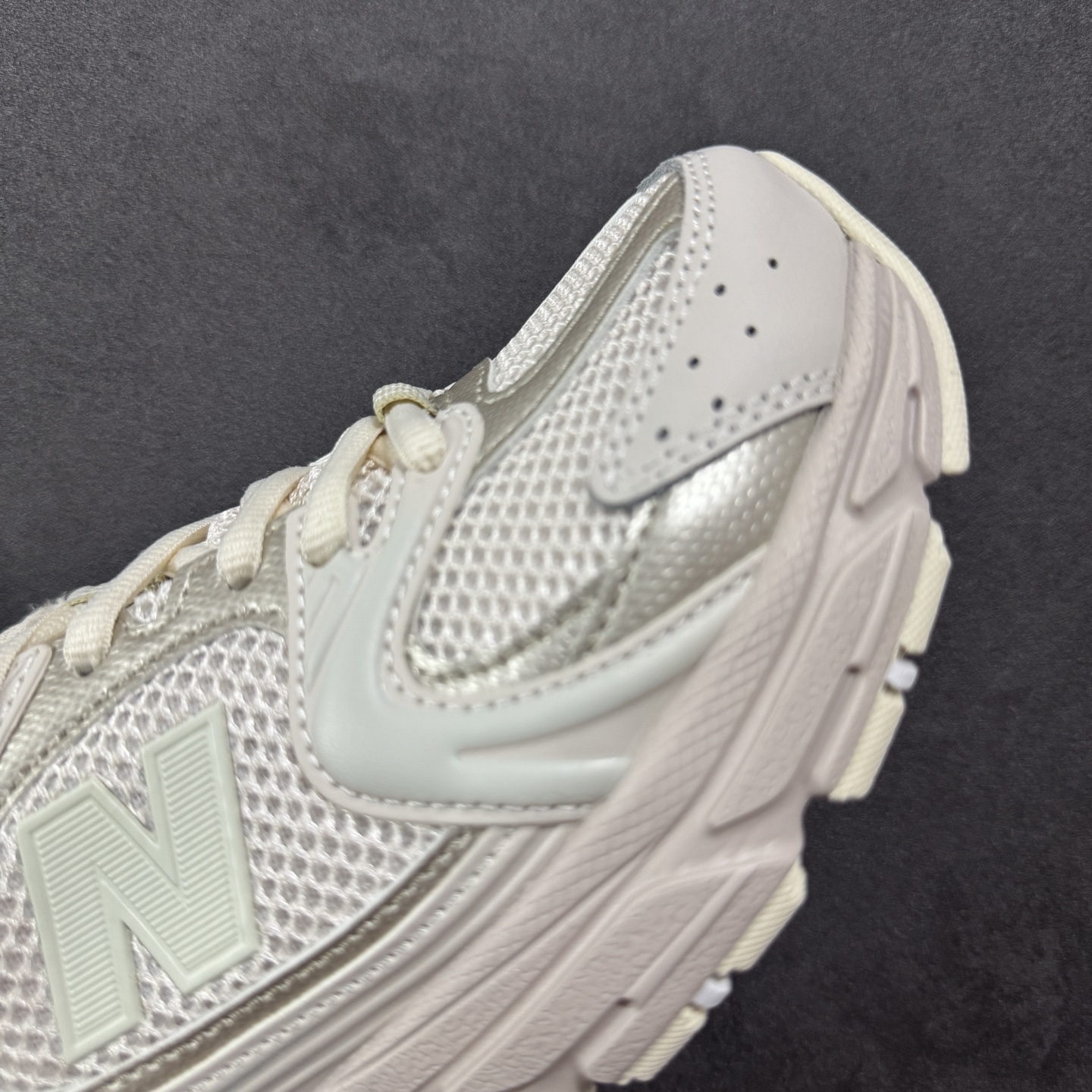 图片[5]-【K8版本】New Balance NB530 新百伦复古透气跑步鞋 抛弃过往以皮革为主的人气轮廓 以极具复古风范的跑鞋外观呈现 设计上全鞋以简约清爽的纯白色作基底 鞋身覆盖大面积织物网眼材质 并于鞋头、鞋带孔眼片等细节处点缀对比鲜明的反光银镀层凸显 鞋舌、侧身等位置则辅以一贯的「N」字标志和品牌徽标彰显身份 最后通过搭载的 ABZORB 缓震中底完善整体造型 货号：MR530AA1 尺码：36-45带半码-选品中心