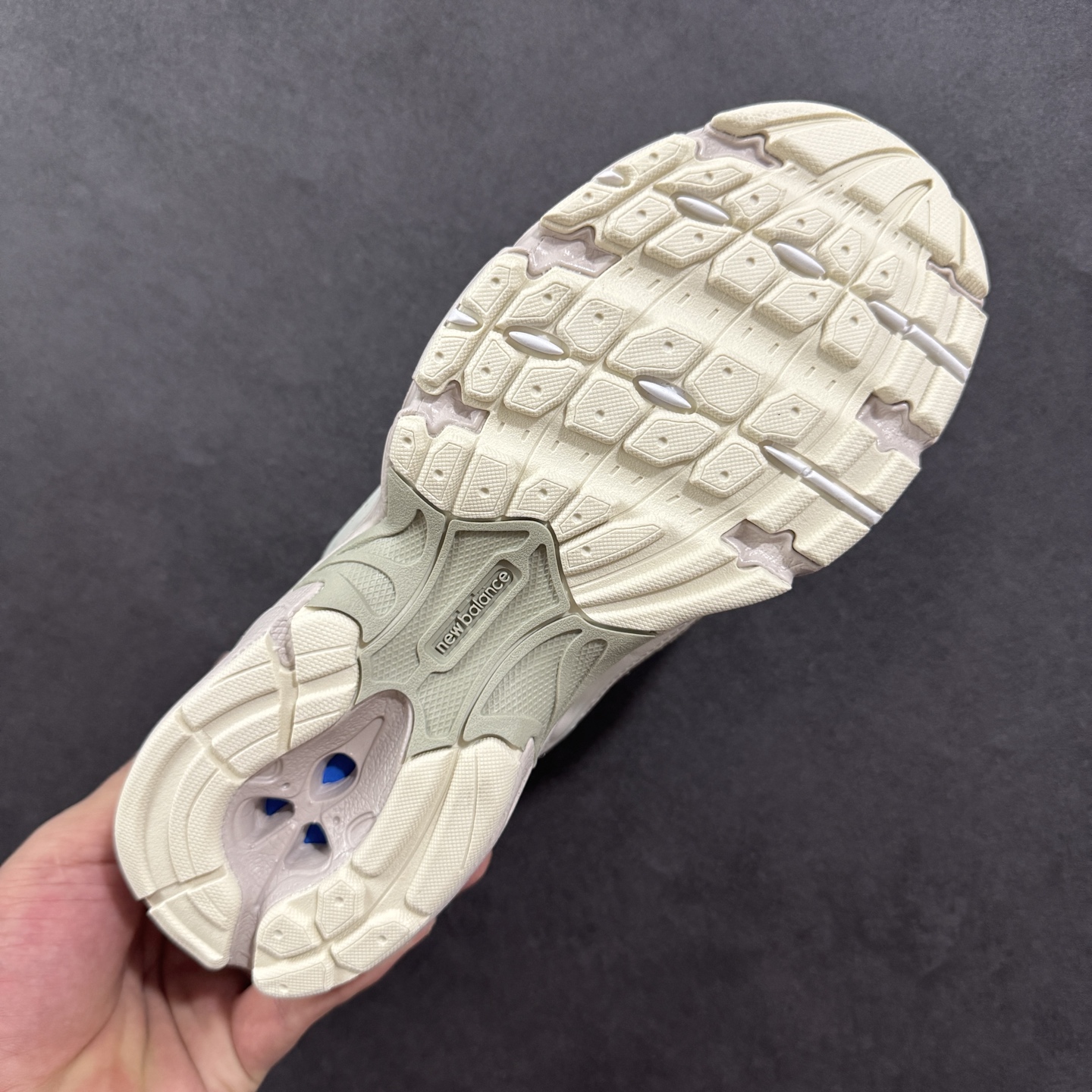 图片[9]-【K8版本】New Balance NB530 新百伦复古透气跑步鞋 抛弃过往以皮革为主的人气轮廓 以极具复古风范的跑鞋外观呈现 设计上全鞋以简约清爽的纯白色作基底 鞋身覆盖大面积织物网眼材质 并于鞋头、鞋带孔眼片等细节处点缀对比鲜明的反光银镀层凸显 鞋舌、侧身等位置则辅以一贯的「N」字标志和品牌徽标彰显身份 最后通过搭载的 ABZORB 缓震中底完善整体造型 货号：MR530AA1 尺码：36-45带半码-选品中心