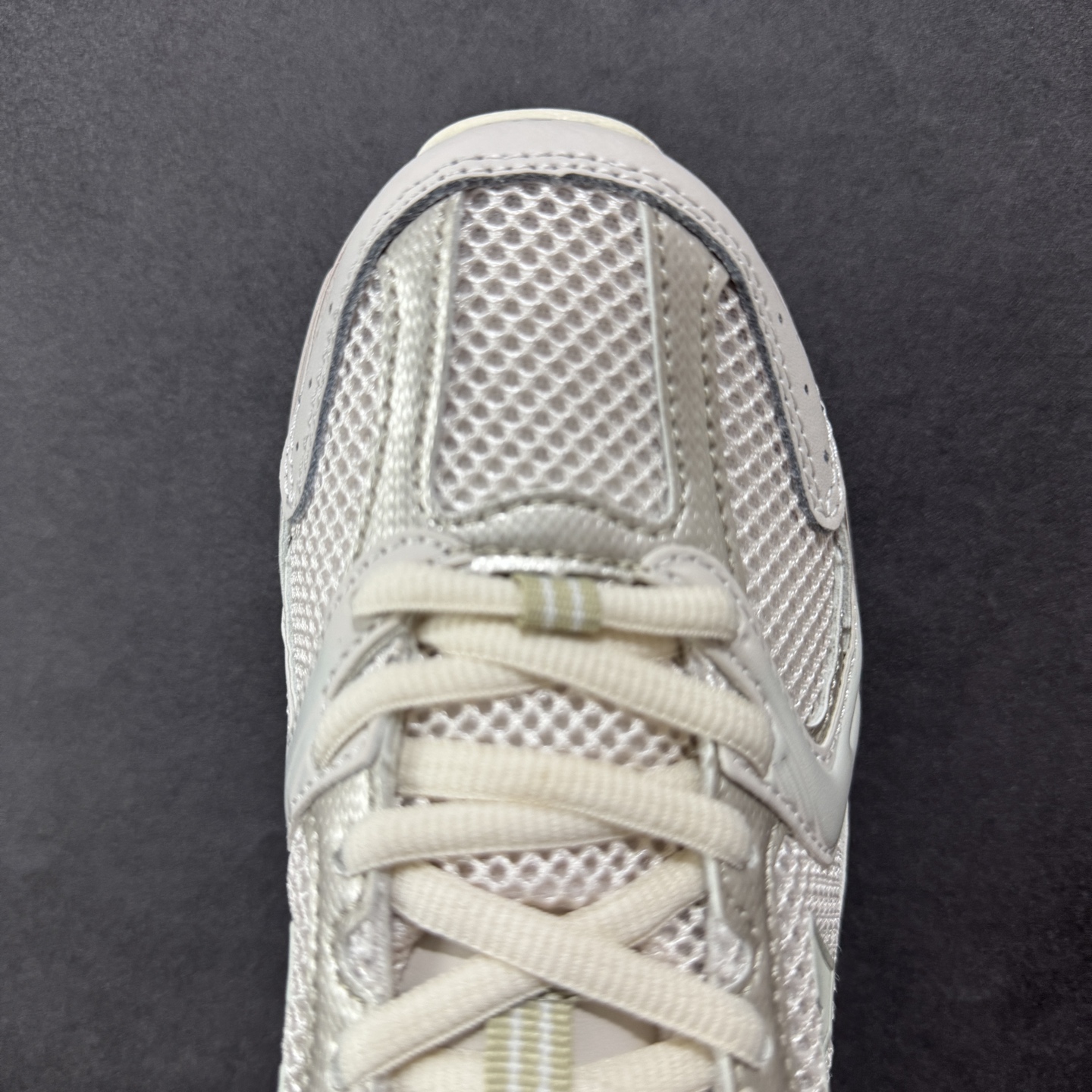 图片[8]-【K8版本】New Balance NB530 新百伦复古透气跑步鞋 抛弃过往以皮革为主的人气轮廓 以极具复古风范的跑鞋外观呈现 设计上全鞋以简约清爽的纯白色作基底 鞋身覆盖大面积织物网眼材质 并于鞋头、鞋带孔眼片等细节处点缀对比鲜明的反光银镀层凸显 鞋舌、侧身等位置则辅以一贯的「N」字标志和品牌徽标彰显身份 最后通过搭载的 ABZORB 缓震中底完善整体造型 货号：MR530AA1 尺码：36-45带半码-选品中心