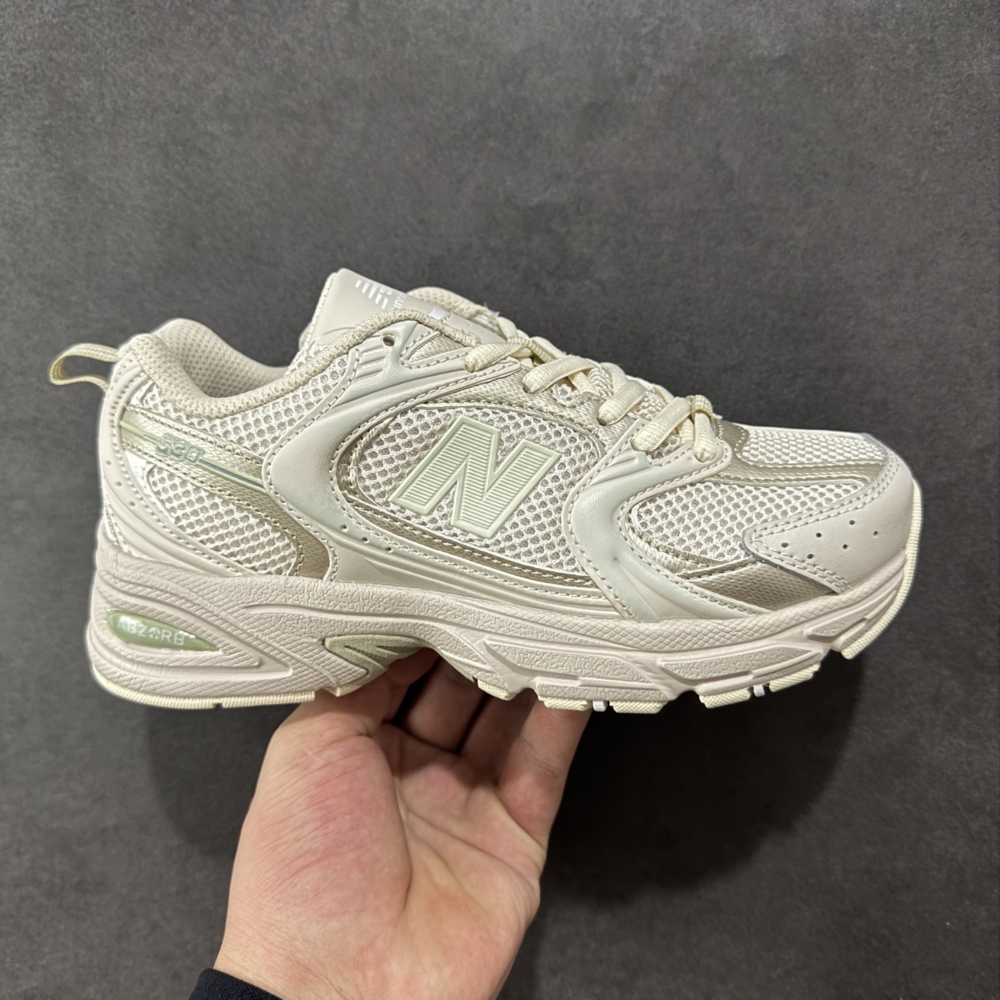 【K8版本】New Balance NB530 新百伦复古透气跑步鞋 抛弃过往以皮革为主的人气轮廓 以极具复古风范的跑鞋外观呈现 设计上全鞋以简约清爽的纯白色作基底 鞋身覆盖大面积织物网眼材质 并于鞋头、鞋带孔眼片等细节处点缀对比鲜明的反光银镀层凸显 鞋舌、侧身等位置则辅以一贯的「N」字标志和品牌徽标彰显身份 最后通过搭载的 ABZORB 缓震中底完善整体造型 货号:MR530AA1 尺码:36-45带半码-选品中心