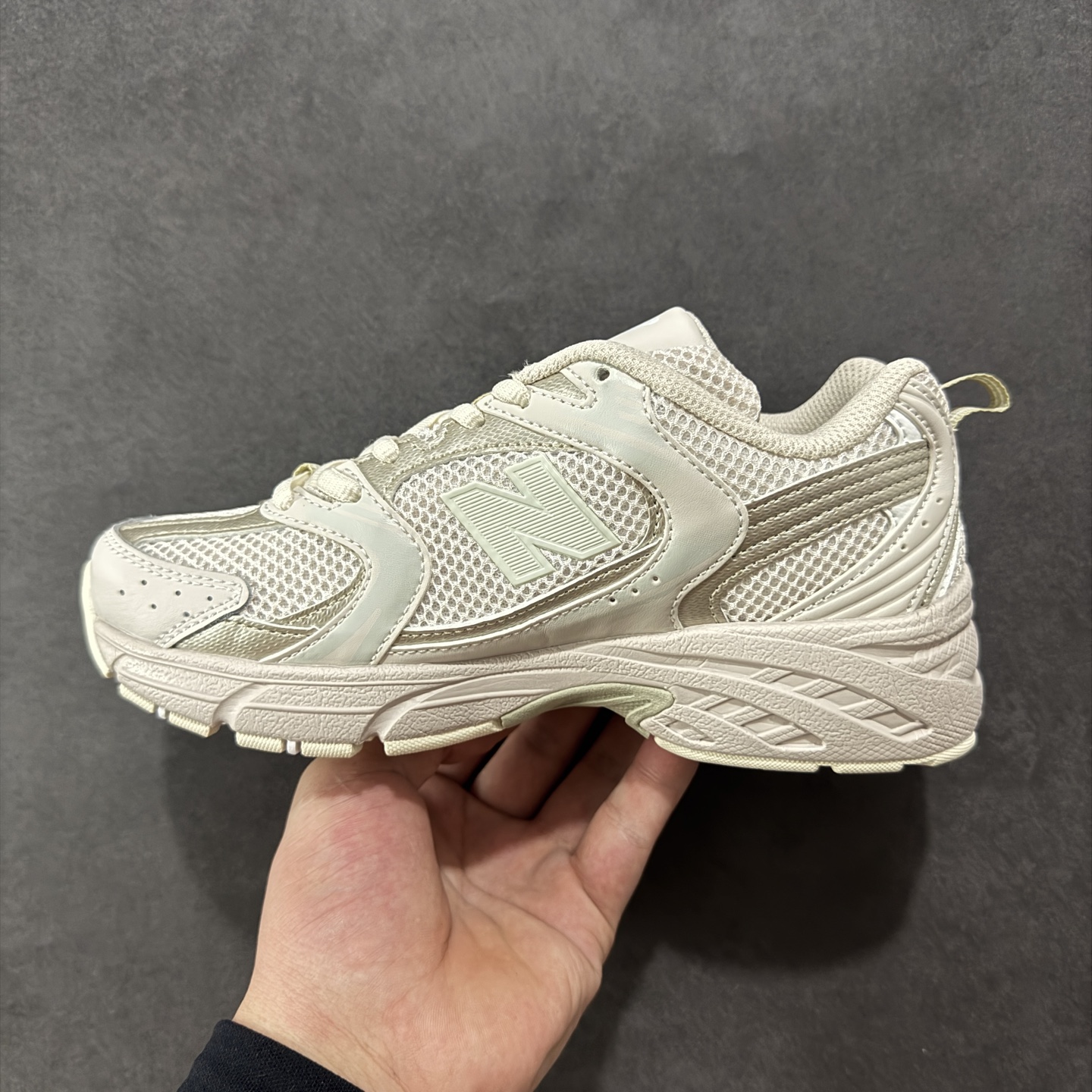 图片[2]-【K8版本】New Balance NB530 新百伦复古透气跑步鞋 抛弃过往以皮革为主的人气轮廓 以极具复古风范的跑鞋外观呈现 设计上全鞋以简约清爽的纯白色作基底 鞋身覆盖大面积织物网眼材质 并于鞋头、鞋带孔眼片等细节处点缀对比鲜明的反光银镀层凸显 鞋舌、侧身等位置则辅以一贯的「N」字标志和品牌徽标彰显身份 最后通过搭载的 ABZORB 缓震中底完善整体造型 货号：MR530AA1 尺码：36-45带半码-选品中心