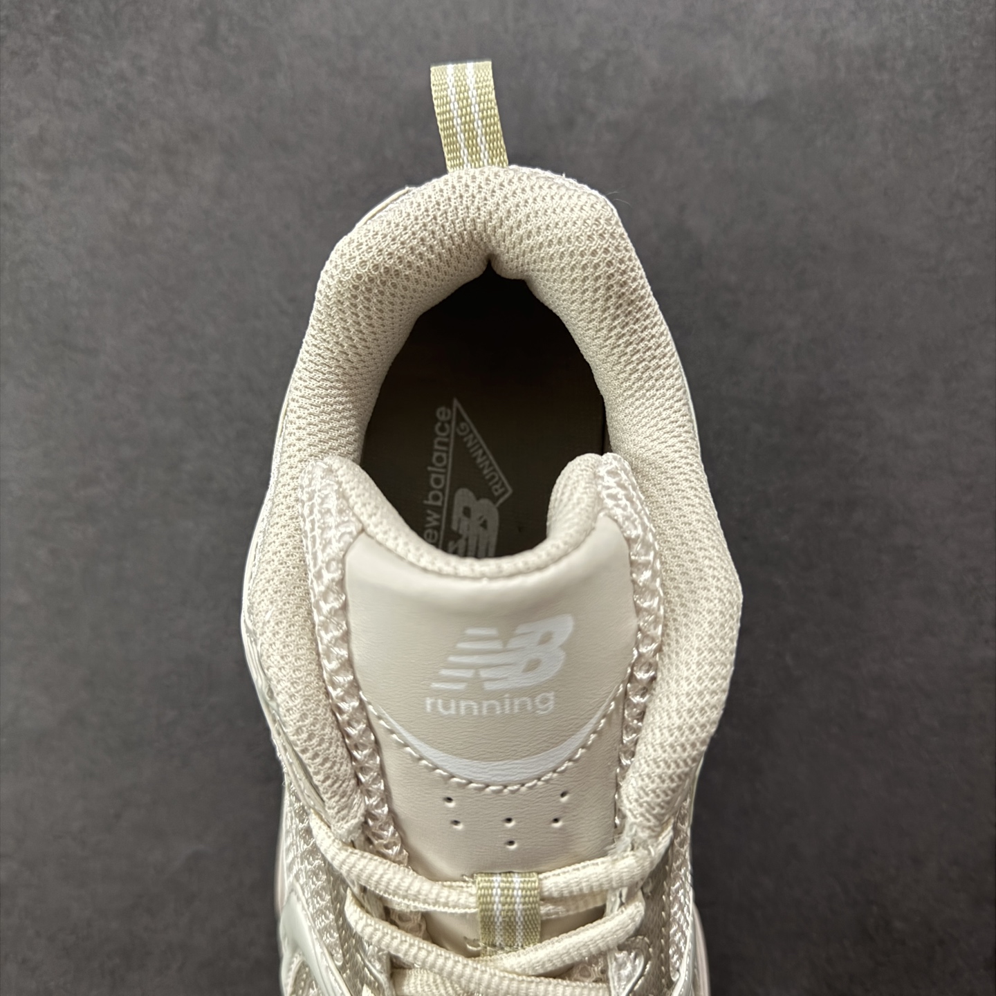 图片[7]-【K8版本】New Balance NB530 新百伦复古透气跑步鞋 抛弃过往以皮革为主的人气轮廓 以极具复古风范的跑鞋外观呈现 设计上全鞋以简约清爽的纯白色作基底 鞋身覆盖大面积织物网眼材质 并于鞋头、鞋带孔眼片等细节处点缀对比鲜明的反光银镀层凸显 鞋舌、侧身等位置则辅以一贯的「N」字标志和品牌徽标彰显身份 最后通过搭载的 ABZORB 缓震中底完善整体造型 货号：MR530AA1 尺码：36-45带半码-选品中心