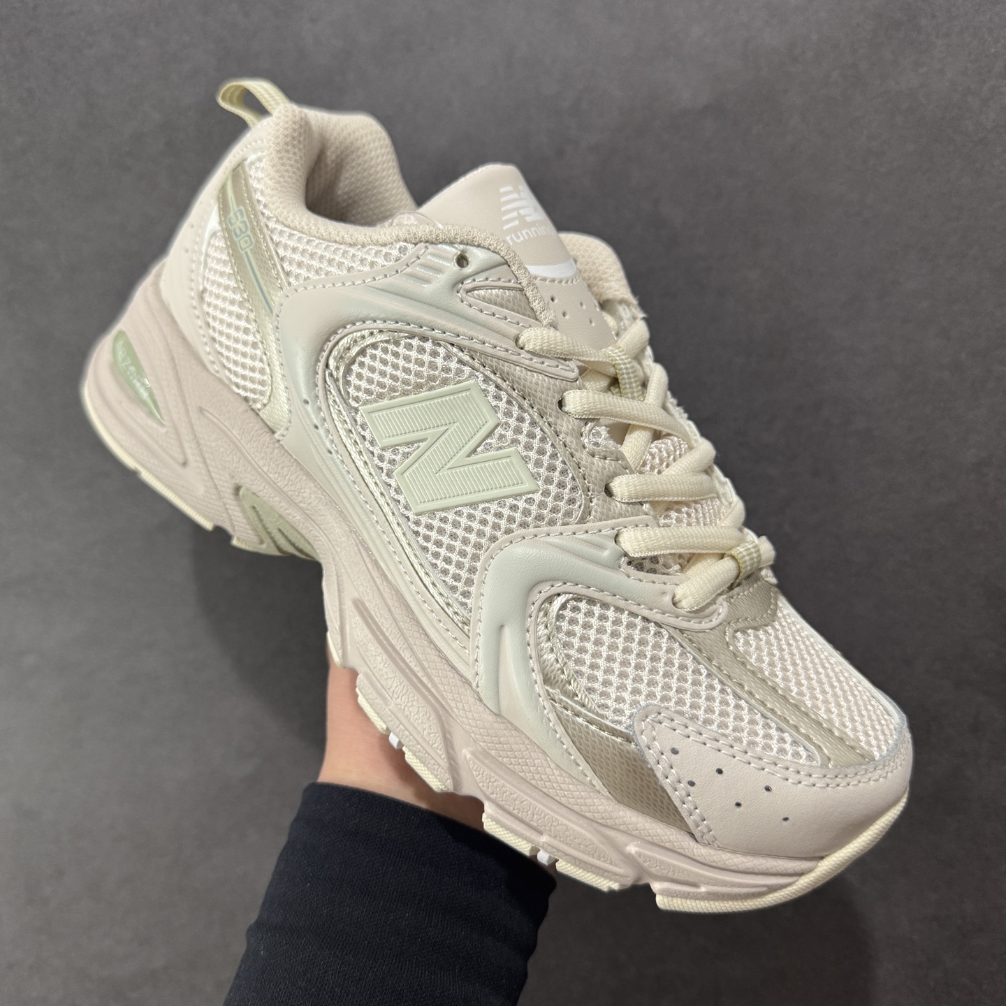 图片[3]-【K8版本】New Balance NB530 新百伦复古透气跑步鞋 抛弃过往以皮革为主的人气轮廓 以极具复古风范的跑鞋外观呈现 设计上全鞋以简约清爽的纯白色作基底 鞋身覆盖大面积织物网眼材质 并于鞋头、鞋带孔眼片等细节处点缀对比鲜明的反光银镀层凸显 鞋舌、侧身等位置则辅以一贯的「N」字标志和品牌徽标彰显身份 最后通过搭载的 ABZORB 缓震中底完善整体造型 货号：MR530AA1 尺码：36-45带半码-选品中心