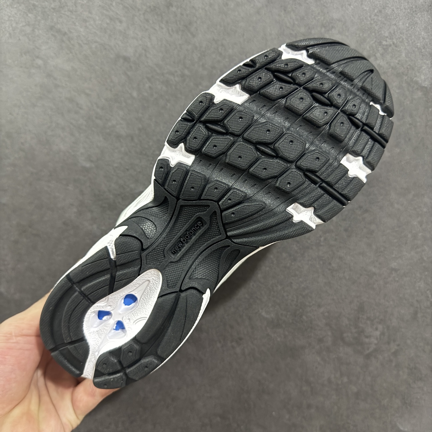 图片[9]-【K8版本】New Balance NB530 新百伦复古透气跑步鞋 抛弃过往以皮革为主的人气轮廓 以极具复古风范的跑鞋外观呈现 设计上全鞋以简约清爽的纯白色作基底 鞋身覆盖大面积织物网眼材质 并于鞋头、鞋带孔眼片等细节处点缀对比鲜明的反光银镀层凸显 鞋舌、侧身等位置则辅以一贯的「N」字标志和品牌徽标彰显身份 最后通过搭载的 ABZORB 缓震中底完善整体造型 货号：MR530AD 尺码：36-45带半码-选品中心