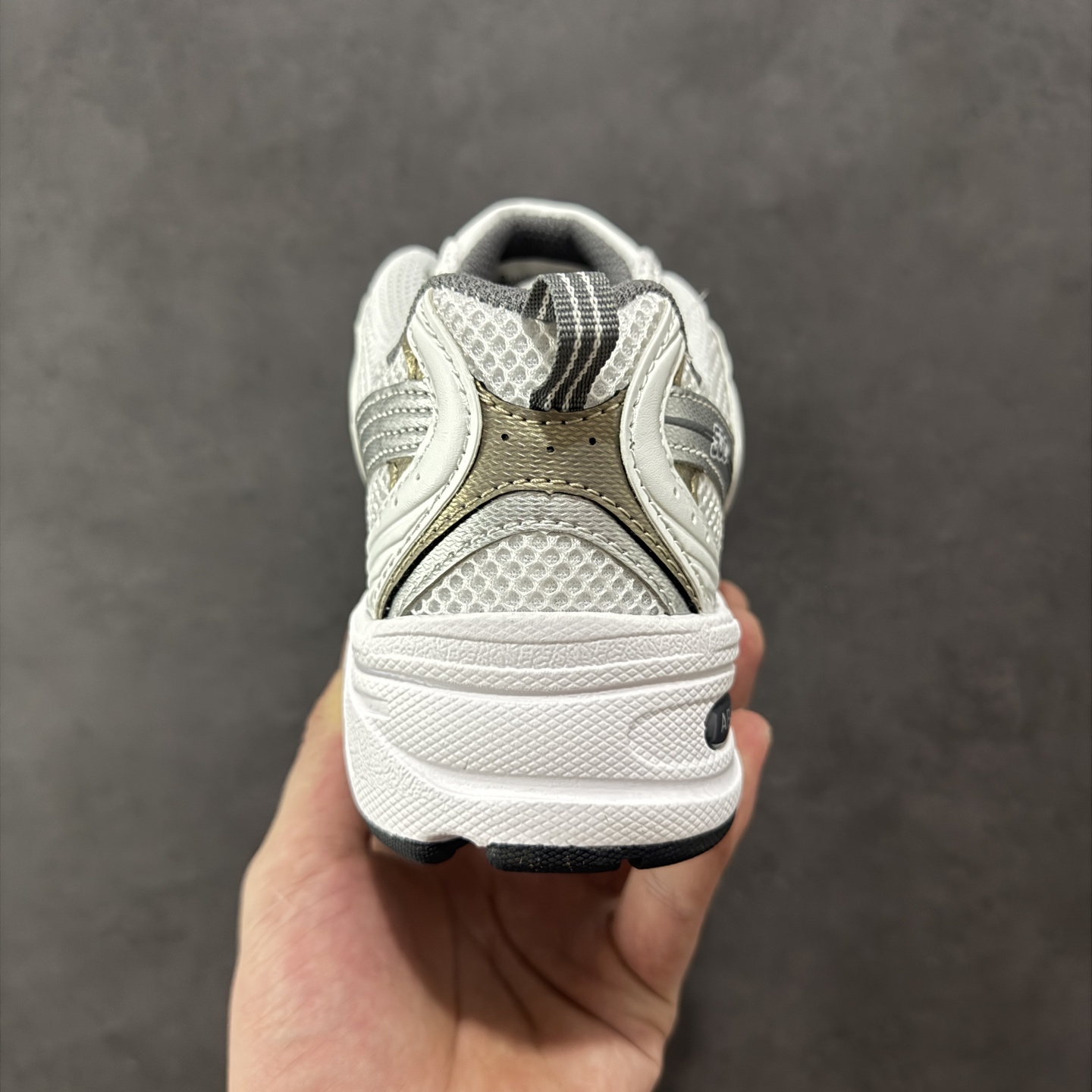 图片[4]-【K8版本】New Balance NB530 新百伦复古透气跑步鞋 抛弃过往以皮革为主的人气轮廓 以极具复古风范的跑鞋外观呈现 设计上全鞋以简约清爽的纯白色作基底 鞋身覆盖大面积织物网眼材质 并于鞋头、鞋带孔眼片等细节处点缀对比鲜明的反光银镀层凸显 鞋舌、侧身等位置则辅以一贯的「N」字标志和品牌徽标彰显身份 最后通过搭载的 ABZORB 缓震中底完善整体造型 货号：MR530AD 尺码：36-45带半码-选品中心