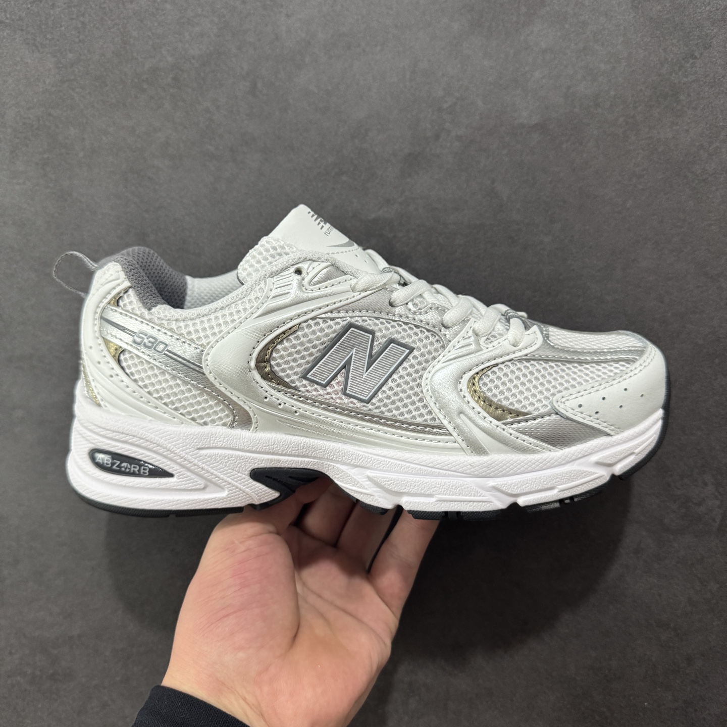 【K8版本】New Balance NB530 新百伦复古透气跑步鞋 抛弃过往以皮革为主的人气轮廓 以极具复古风范的跑鞋外观呈现 设计上全鞋以简约清爽的纯白色作基底 鞋身覆盖大面积织物网眼材质 并于鞋头、鞋带孔眼片等细节处点缀对比鲜明的反光银镀层凸显 鞋舌、侧身等位置则辅以一贯的「N」字标志和品牌徽标彰显身份 最后通过搭载的 ABZORB 缓震中底完善整体造型 货号:MR530AD 尺码:36-45带半码-选品中心