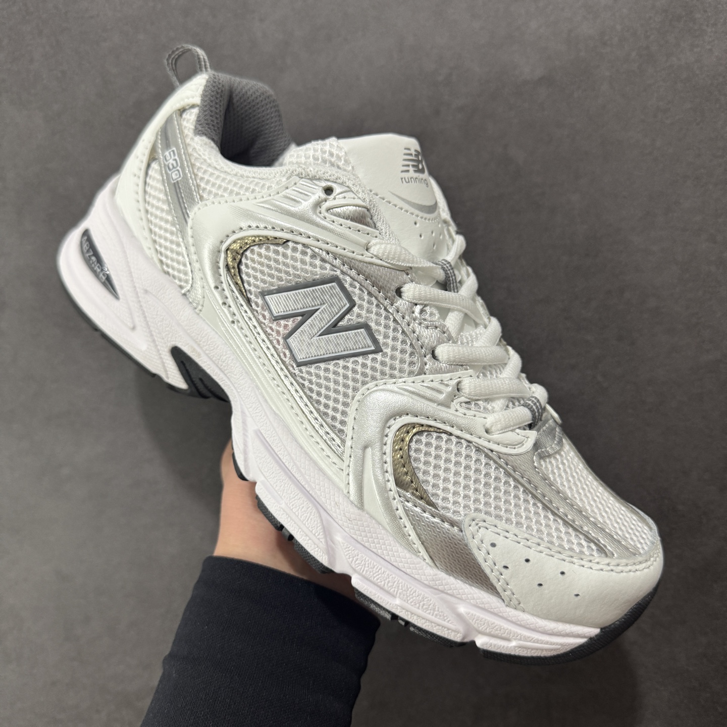图片[3]-【K8版本】New Balance NB530 新百伦复古透气跑步鞋 抛弃过往以皮革为主的人气轮廓 以极具复古风范的跑鞋外观呈现 设计上全鞋以简约清爽的纯白色作基底 鞋身覆盖大面积织物网眼材质 并于鞋头、鞋带孔眼片等细节处点缀对比鲜明的反光银镀层凸显 鞋舌、侧身等位置则辅以一贯的「N」字标志和品牌徽标彰显身份 最后通过搭载的 ABZORB 缓震中底完善整体造型 货号：MR530AD 尺码：36-45带半码-选品中心