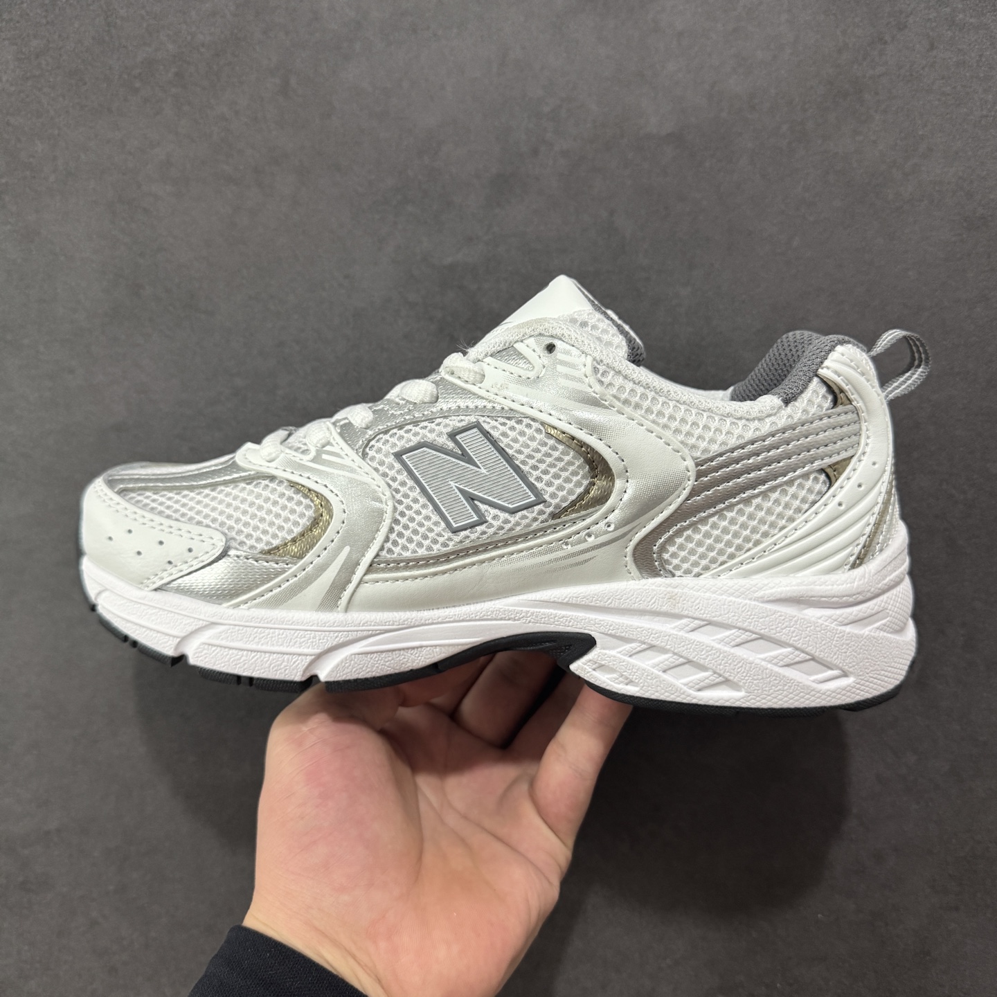 图片[2]-【K8版本】New Balance NB530 新百伦复古透气跑步鞋 抛弃过往以皮革为主的人气轮廓 以极具复古风范的跑鞋外观呈现 设计上全鞋以简约清爽的纯白色作基底 鞋身覆盖大面积织物网眼材质 并于鞋头、鞋带孔眼片等细节处点缀对比鲜明的反光银镀层凸显 鞋舌、侧身等位置则辅以一贯的「N」字标志和品牌徽标彰显身份 最后通过搭载的 ABZORB 缓震中底完善整体造型 货号：MR530AD 尺码：36-45带半码-选品中心