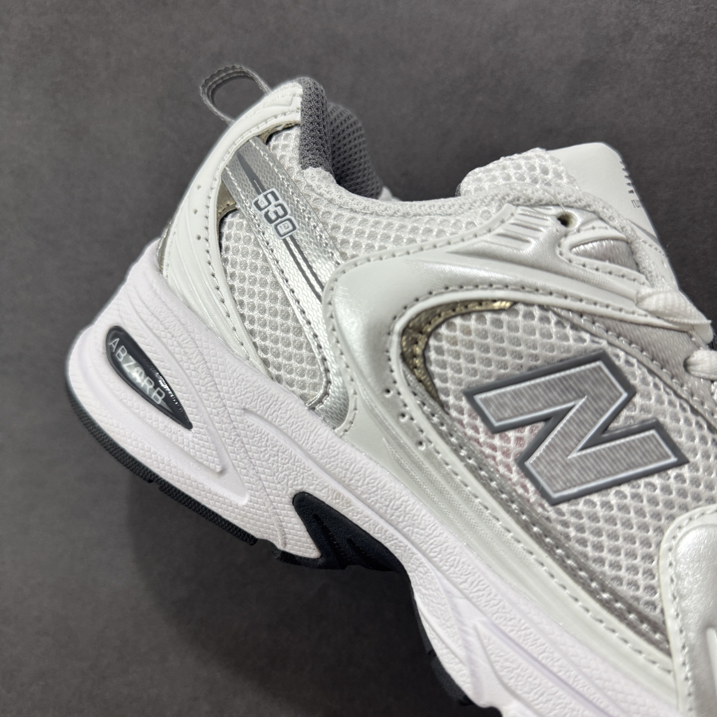 图片[6]-【K8版本】New Balance NB530 新百伦复古透气跑步鞋 抛弃过往以皮革为主的人气轮廓 以极具复古风范的跑鞋外观呈现 设计上全鞋以简约清爽的纯白色作基底 鞋身覆盖大面积织物网眼材质 并于鞋头、鞋带孔眼片等细节处点缀对比鲜明的反光银镀层凸显 鞋舌、侧身等位置则辅以一贯的「N」字标志和品牌徽标彰显身份 最后通过搭载的 ABZORB 缓震中底完善整体造型 货号：MR530AD 尺码：36-45带半码-选品中心