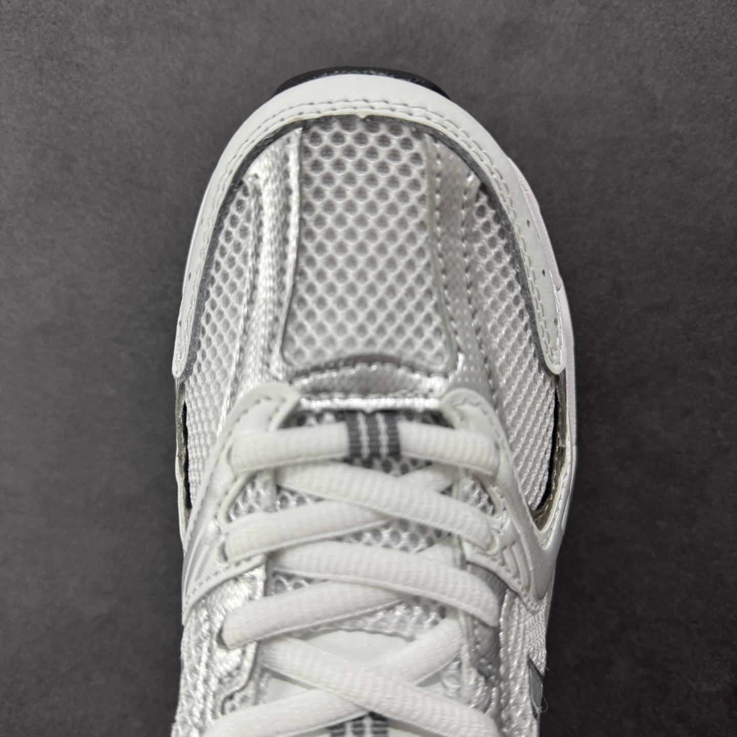 图片[8]-【K8版本】New Balance NB530 新百伦复古透气跑步鞋 抛弃过往以皮革为主的人气轮廓 以极具复古风范的跑鞋外观呈现 设计上全鞋以简约清爽的纯白色作基底 鞋身覆盖大面积织物网眼材质 并于鞋头、鞋带孔眼片等细节处点缀对比鲜明的反光银镀层凸显 鞋舌、侧身等位置则辅以一贯的「N」字标志和品牌徽标彰显身份 最后通过搭载的 ABZORB 缓震中底完善整体造型 货号：MR530AD 尺码：36-45带半码-选品中心