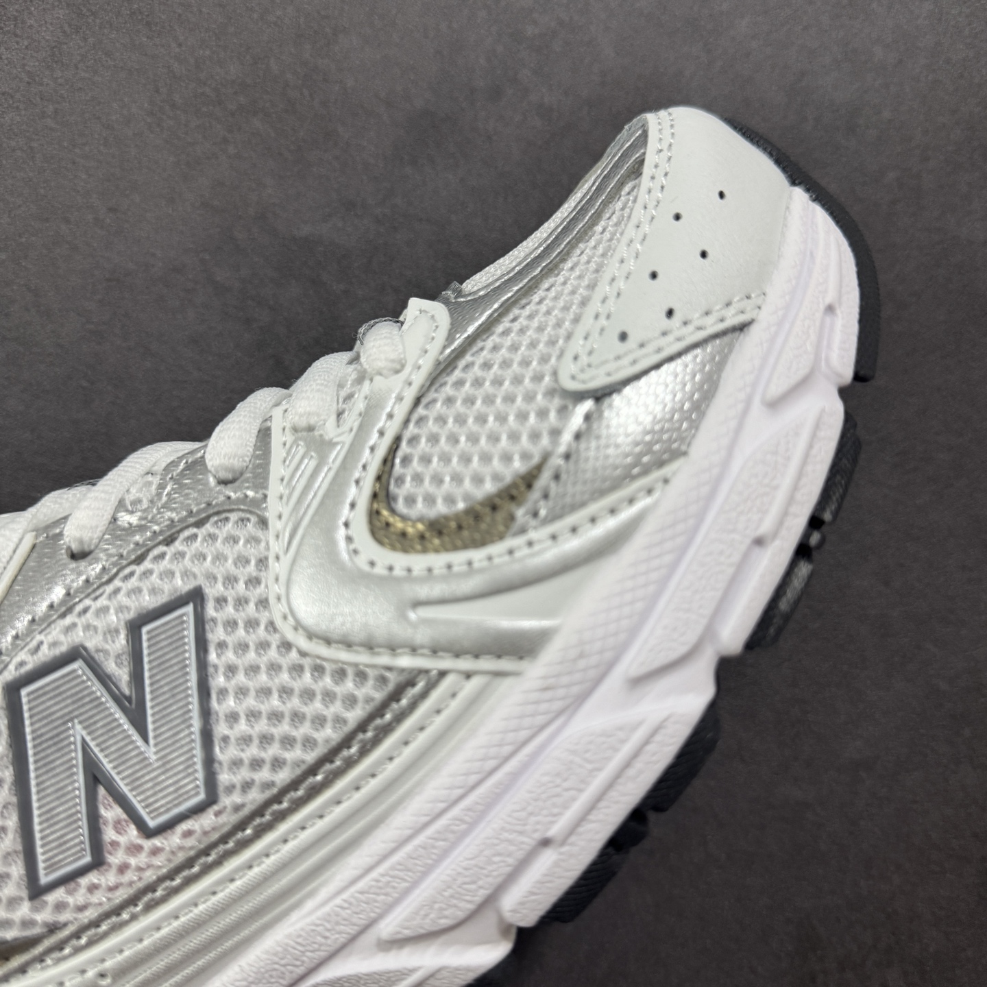 图片[5]-【K8版本】New Balance NB530 新百伦复古透气跑步鞋 抛弃过往以皮革为主的人气轮廓 以极具复古风范的跑鞋外观呈现 设计上全鞋以简约清爽的纯白色作基底 鞋身覆盖大面积织物网眼材质 并于鞋头、鞋带孔眼片等细节处点缀对比鲜明的反光银镀层凸显 鞋舌、侧身等位置则辅以一贯的「N」字标志和品牌徽标彰显身份 最后通过搭载的 ABZORB 缓震中底完善整体造型 货号：MR530AD 尺码：36-45带半码-选品中心