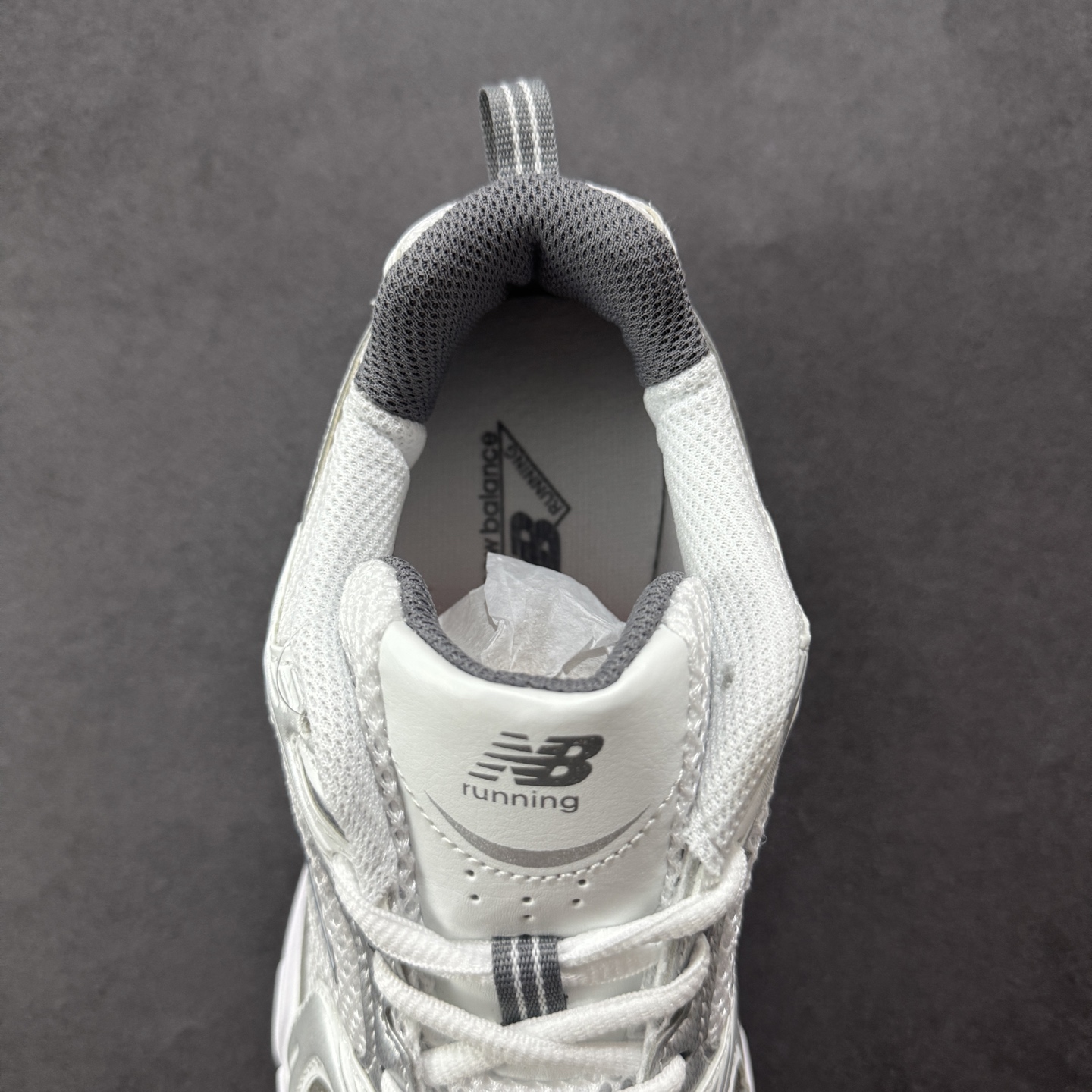 图片[7]-【K8版本】New Balance NB530 新百伦复古透气跑步鞋 抛弃过往以皮革为主的人气轮廓 以极具复古风范的跑鞋外观呈现 设计上全鞋以简约清爽的纯白色作基底 鞋身覆盖大面积织物网眼材质 并于鞋头、鞋带孔眼片等细节处点缀对比鲜明的反光银镀层凸显 鞋舌、侧身等位置则辅以一贯的「N」字标志和品牌徽标彰显身份 最后通过搭载的 ABZORB 缓震中底完善整体造型 货号：MR530AD 尺码：36-45带半码-选品中心