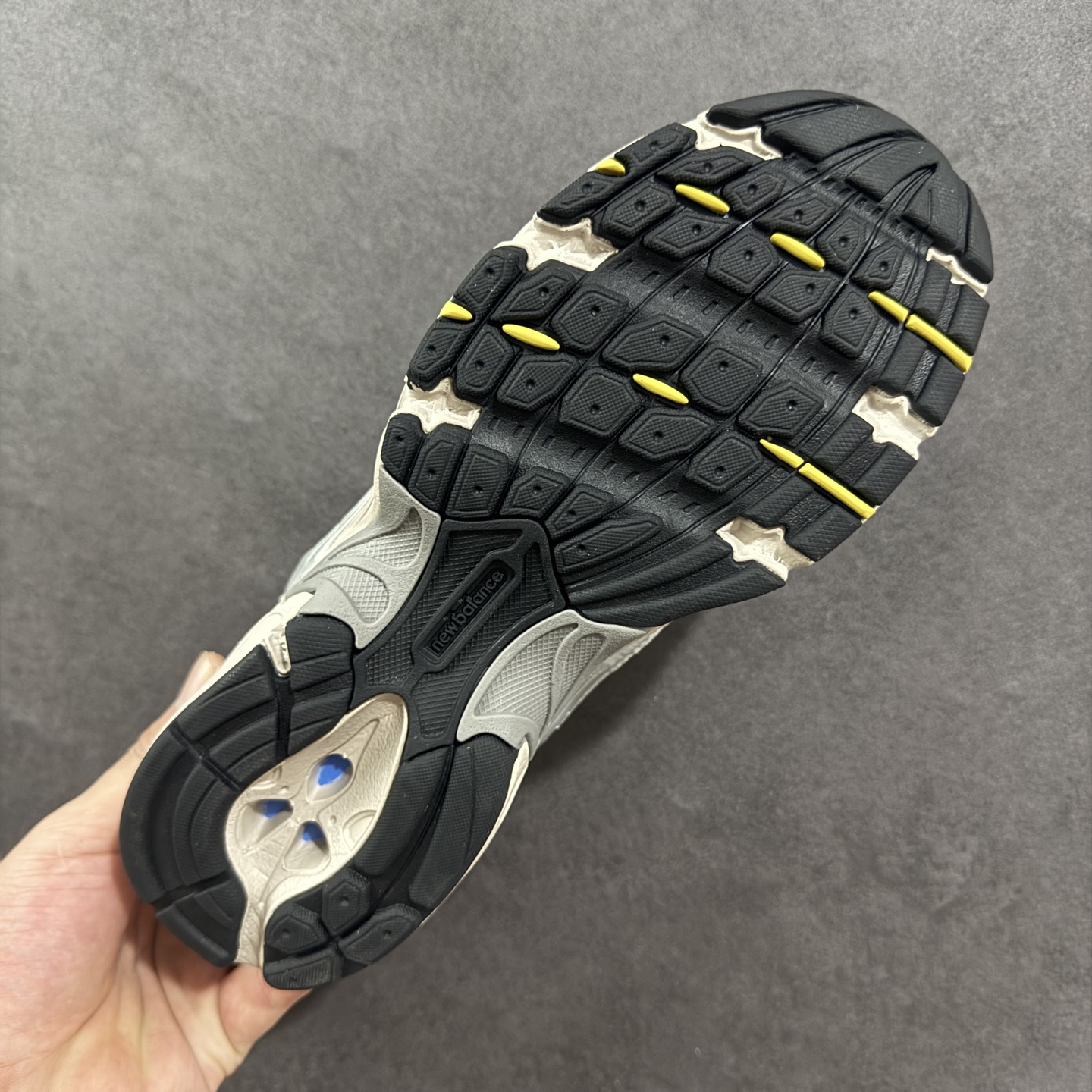 图片[9]-【K8版本】New Balance NB530 新百伦复古透气跑步鞋 抛弃过往以皮革为主的人气轮廓 以极具复古风范的跑鞋外观呈现 设计上全鞋以简约清爽的纯白色作基底 鞋身覆盖大面积织物网眼材质 并于鞋头、鞋带孔眼片等细节处点缀对比鲜明的反光银镀层凸显 鞋舌、侧身等位置则辅以一贯的「N」字标志和品牌徽标彰显身份 最后通过搭载的 ABZORB 缓震中底完善整体造型 货号：MR530KMW 尺码：36-45带半码-选品中心