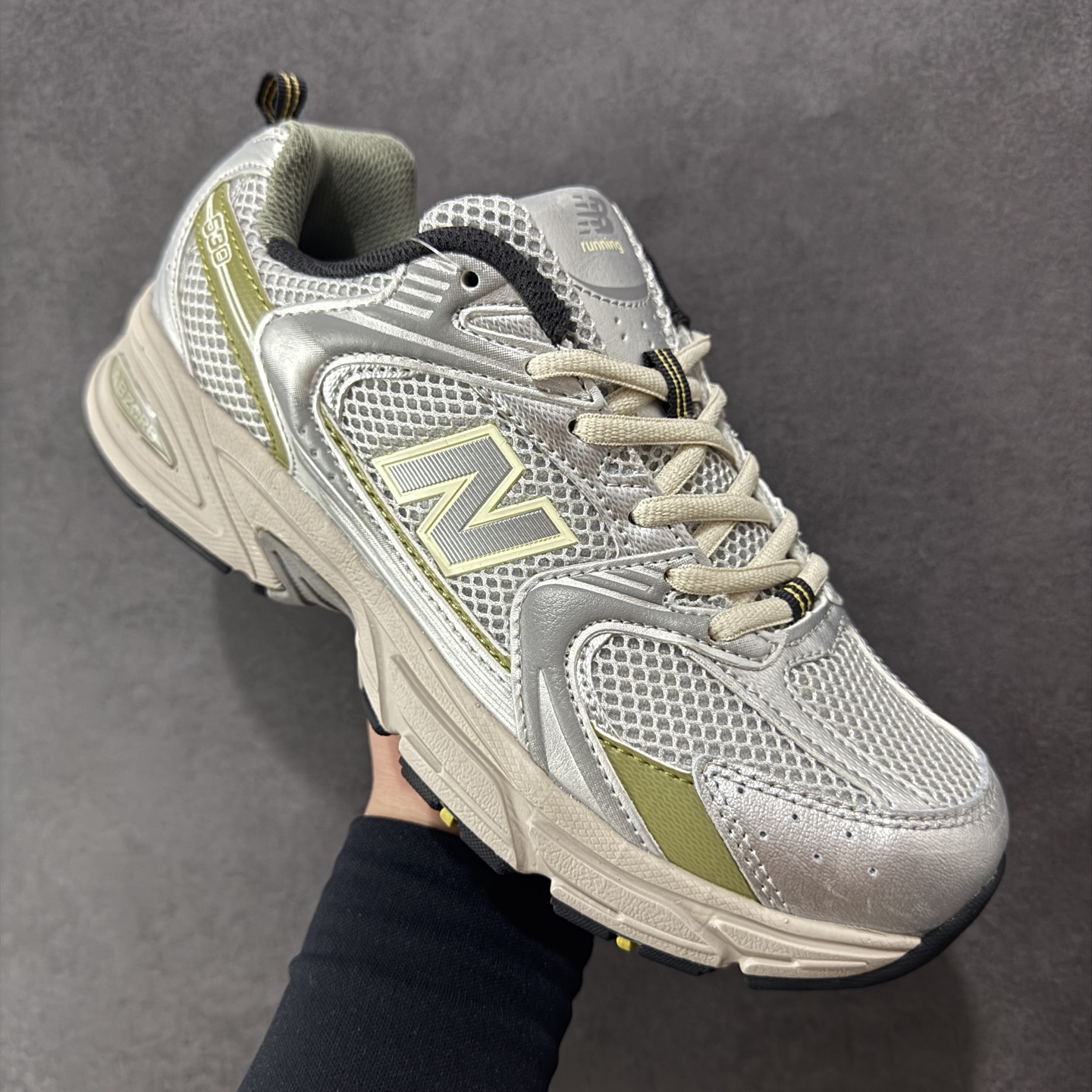 图片[3]-【K8版本】New Balance NB530 新百伦复古透气跑步鞋 抛弃过往以皮革为主的人气轮廓 以极具复古风范的跑鞋外观呈现 设计上全鞋以简约清爽的纯白色作基底 鞋身覆盖大面积织物网眼材质 并于鞋头、鞋带孔眼片等细节处点缀对比鲜明的反光银镀层凸显 鞋舌、侧身等位置则辅以一贯的「N」字标志和品牌徽标彰显身份 最后通过搭载的 ABZORB 缓震中底完善整体造型 货号：MR530KMW 尺码：36-45带半码-选品中心