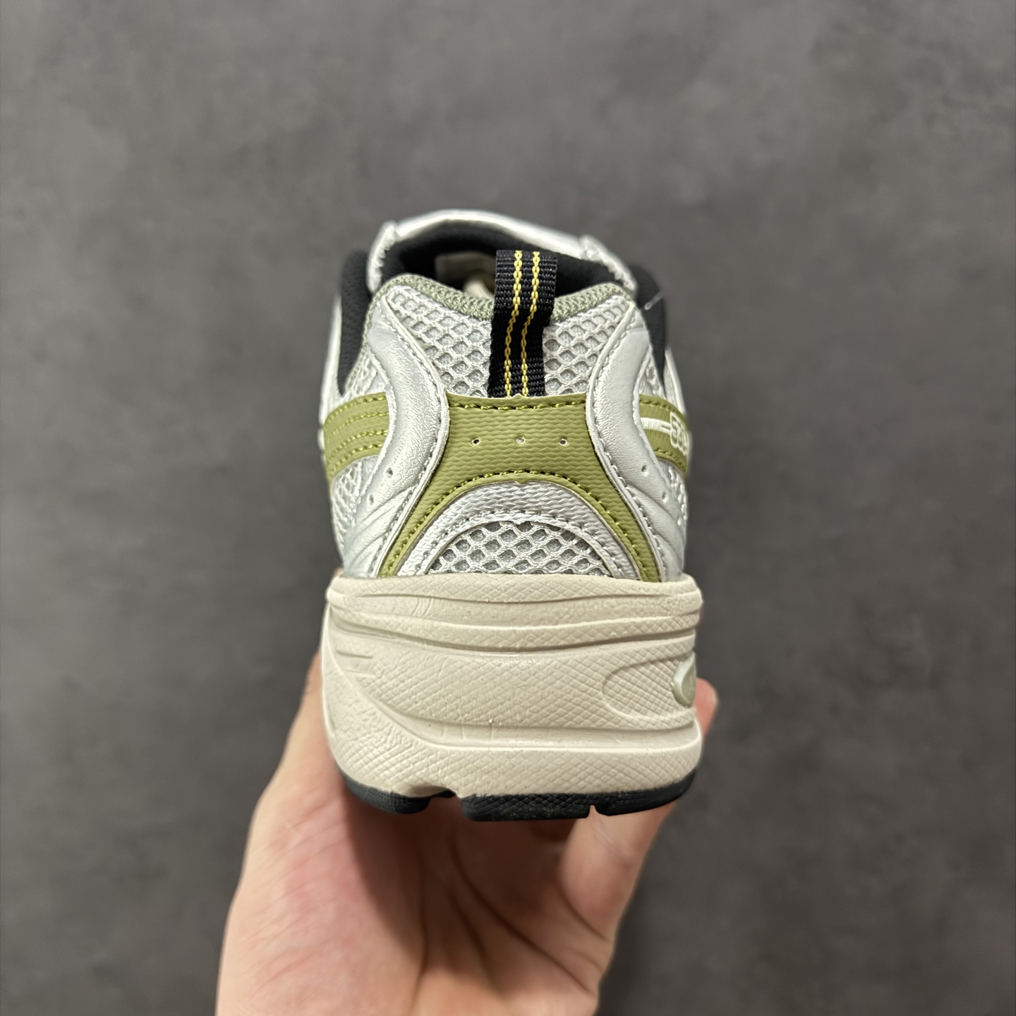 图片[4]-【K8版本】New Balance NB530 新百伦复古透气跑步鞋 抛弃过往以皮革为主的人气轮廓 以极具复古风范的跑鞋外观呈现 设计上全鞋以简约清爽的纯白色作基底 鞋身覆盖大面积织物网眼材质 并于鞋头、鞋带孔眼片等细节处点缀对比鲜明的反光银镀层凸显 鞋舌、侧身等位置则辅以一贯的「N」字标志和品牌徽标彰显身份 最后通过搭载的 ABZORB 缓震中底完善整体造型 货号：MR530KMW 尺码：36-45带半码-选品中心