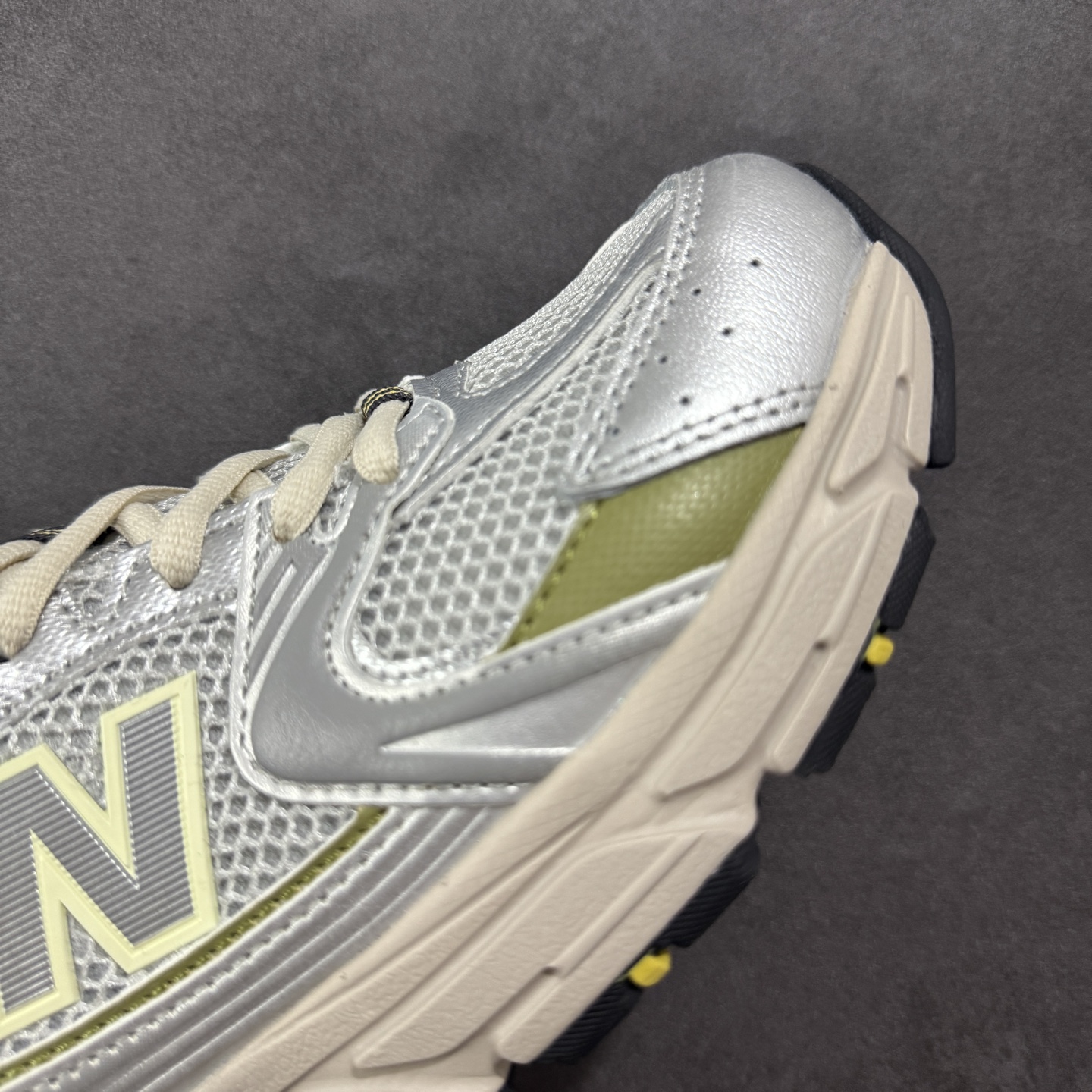 图片[5]-【K8版本】New Balance NB530 新百伦复古透气跑步鞋 抛弃过往以皮革为主的人气轮廓 以极具复古风范的跑鞋外观呈现 设计上全鞋以简约清爽的纯白色作基底 鞋身覆盖大面积织物网眼材质 并于鞋头、鞋带孔眼片等细节处点缀对比鲜明的反光银镀层凸显 鞋舌、侧身等位置则辅以一贯的「N」字标志和品牌徽标彰显身份 最后通过搭载的 ABZORB 缓震中底完善整体造型 货号：MR530KMW 尺码：36-45带半码-选品中心