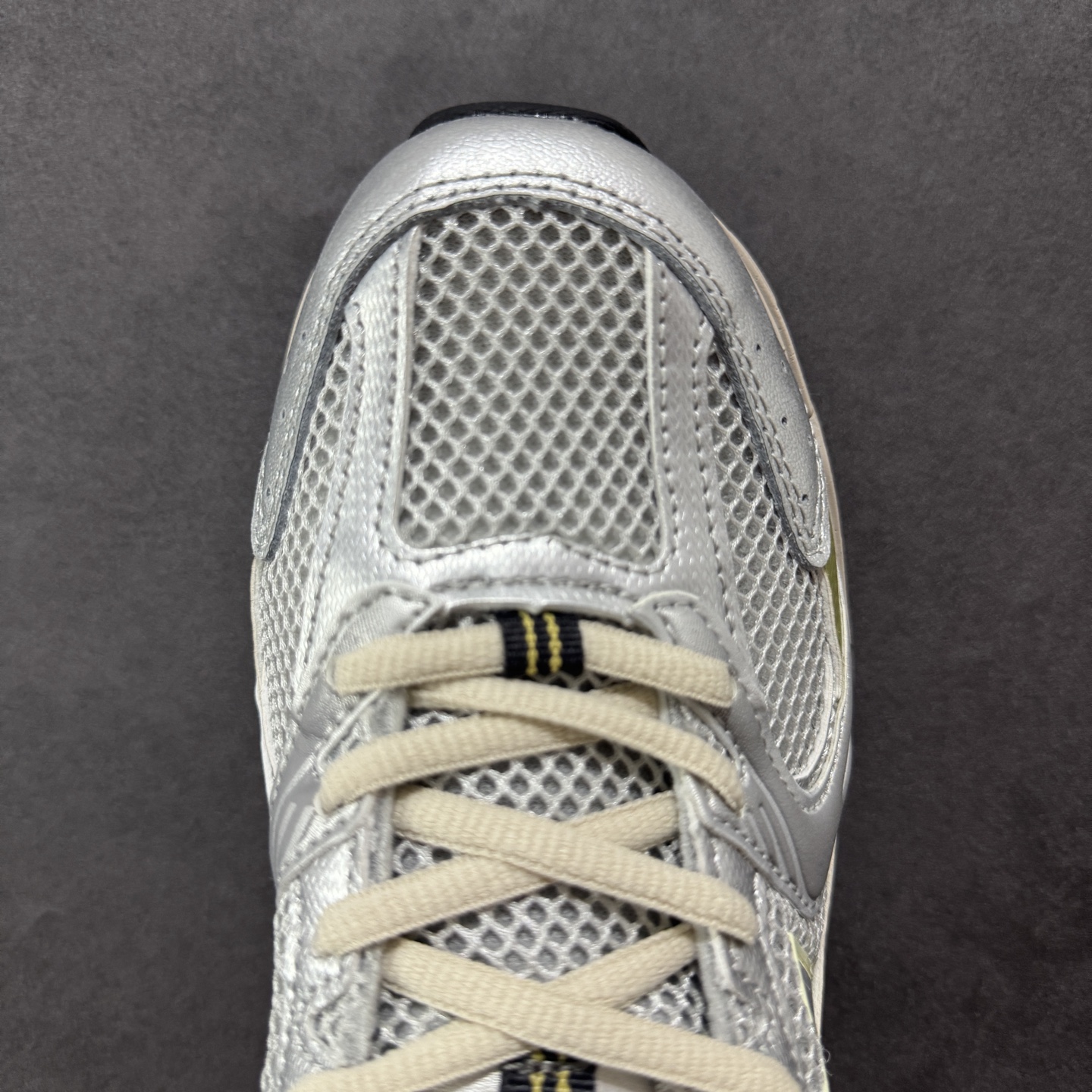 图片[8]-【K8版本】New Balance NB530 新百伦复古透气跑步鞋 抛弃过往以皮革为主的人气轮廓 以极具复古风范的跑鞋外观呈现 设计上全鞋以简约清爽的纯白色作基底 鞋身覆盖大面积织物网眼材质 并于鞋头、鞋带孔眼片等细节处点缀对比鲜明的反光银镀层凸显 鞋舌、侧身等位置则辅以一贯的「N」字标志和品牌徽标彰显身份 最后通过搭载的 ABZORB 缓震中底完善整体造型 货号：MR530KMW 尺码：36-45带半码-选品中心