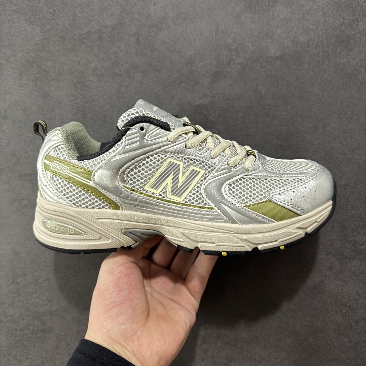 【K8版本】New Balance NB530 新百伦复古透气跑步鞋 抛弃过往以皮革为主的人气轮廓 以极具复古风范的跑鞋外观呈现 设计上全鞋以简约清爽的纯白色作基底 鞋身覆盖大面积织物网眼材质 并于鞋头、鞋带孔眼片等细节处点缀对比鲜明的反光银镀层凸显 鞋舌、侧身等位置则辅以一贯的「N」字标志和品牌徽标彰显身份 最后通过搭载的 ABZORB 缓震中底完善整体造型 货号:MR530KMW 尺码:36-45带半码-选品中心