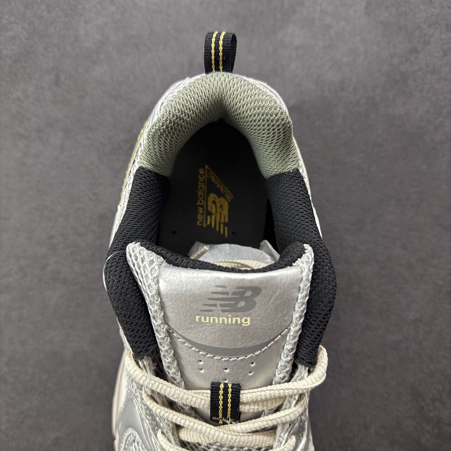 图片[7]-【K8版本】New Balance NB530 新百伦复古透气跑步鞋 抛弃过往以皮革为主的人气轮廓 以极具复古风范的跑鞋外观呈现 设计上全鞋以简约清爽的纯白色作基底 鞋身覆盖大面积织物网眼材质 并于鞋头、鞋带孔眼片等细节处点缀对比鲜明的反光银镀层凸显 鞋舌、侧身等位置则辅以一贯的「N」字标志和品牌徽标彰显身份 最后通过搭载的 ABZORB 缓震中底完善整体造型 货号：MR530KMW 尺码：36-45带半码-选品中心