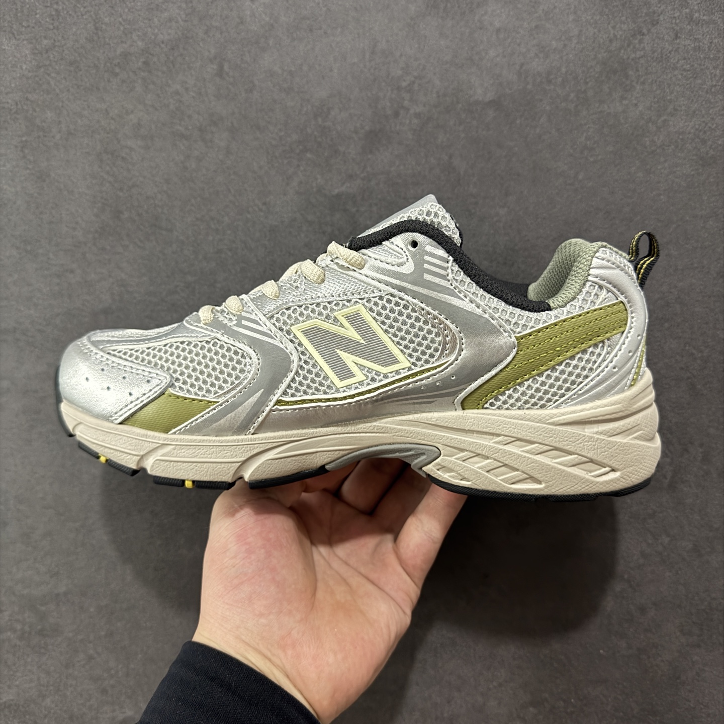 图片[2]-【K8版本】New Balance NB530 新百伦复古透气跑步鞋 抛弃过往以皮革为主的人气轮廓 以极具复古风范的跑鞋外观呈现 设计上全鞋以简约清爽的纯白色作基底 鞋身覆盖大面积织物网眼材质 并于鞋头、鞋带孔眼片等细节处点缀对比鲜明的反光银镀层凸显 鞋舌、侧身等位置则辅以一贯的「N」字标志和品牌徽标彰显身份 最后通过搭载的 ABZORB 缓震中底完善整体造型 货号：MR530KMW 尺码：36-45带半码-选品中心