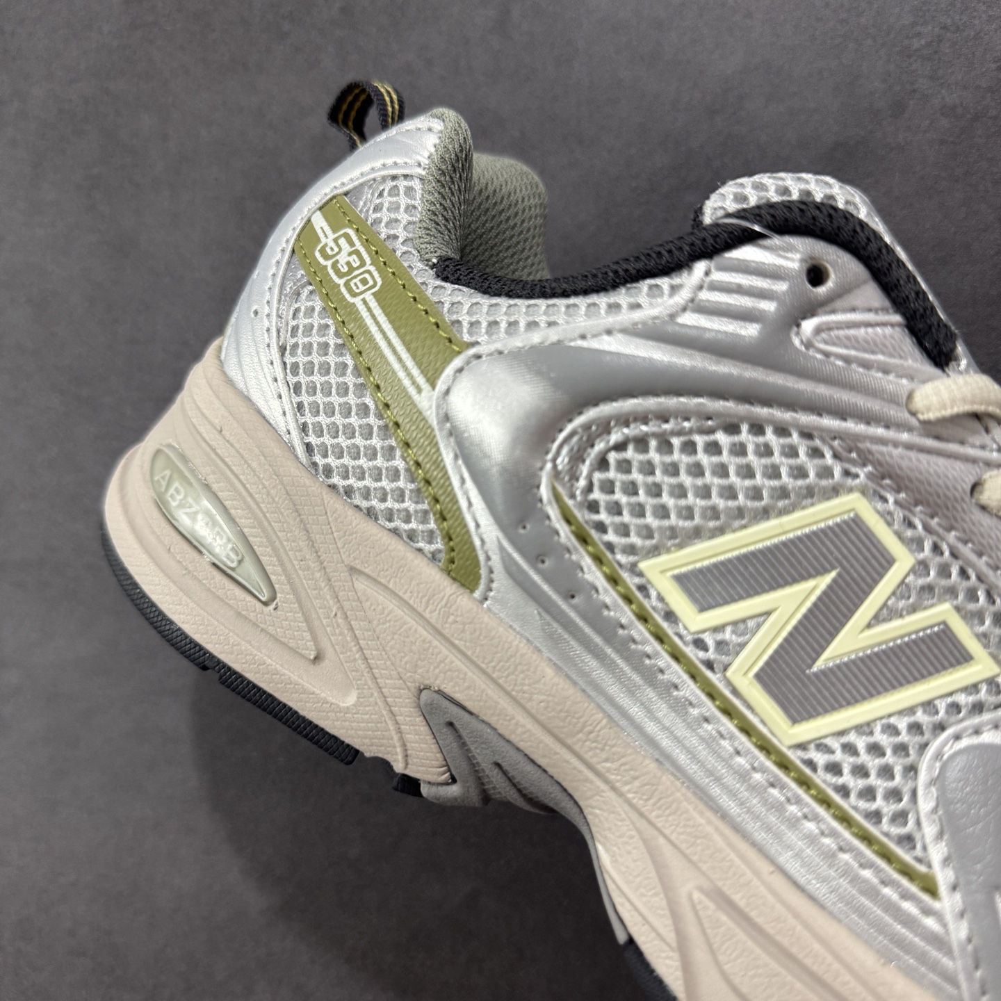 图片[6]-【K8版本】New Balance NB530 新百伦复古透气跑步鞋 抛弃过往以皮革为主的人气轮廓 以极具复古风范的跑鞋外观呈现 设计上全鞋以简约清爽的纯白色作基底 鞋身覆盖大面积织物网眼材质 并于鞋头、鞋带孔眼片等细节处点缀对比鲜明的反光银镀层凸显 鞋舌、侧身等位置则辅以一贯的「N」字标志和品牌徽标彰显身份 最后通过搭载的 ABZORB 缓震中底完善整体造型 货号：MR530KMW 尺码：36-45带半码-选品中心