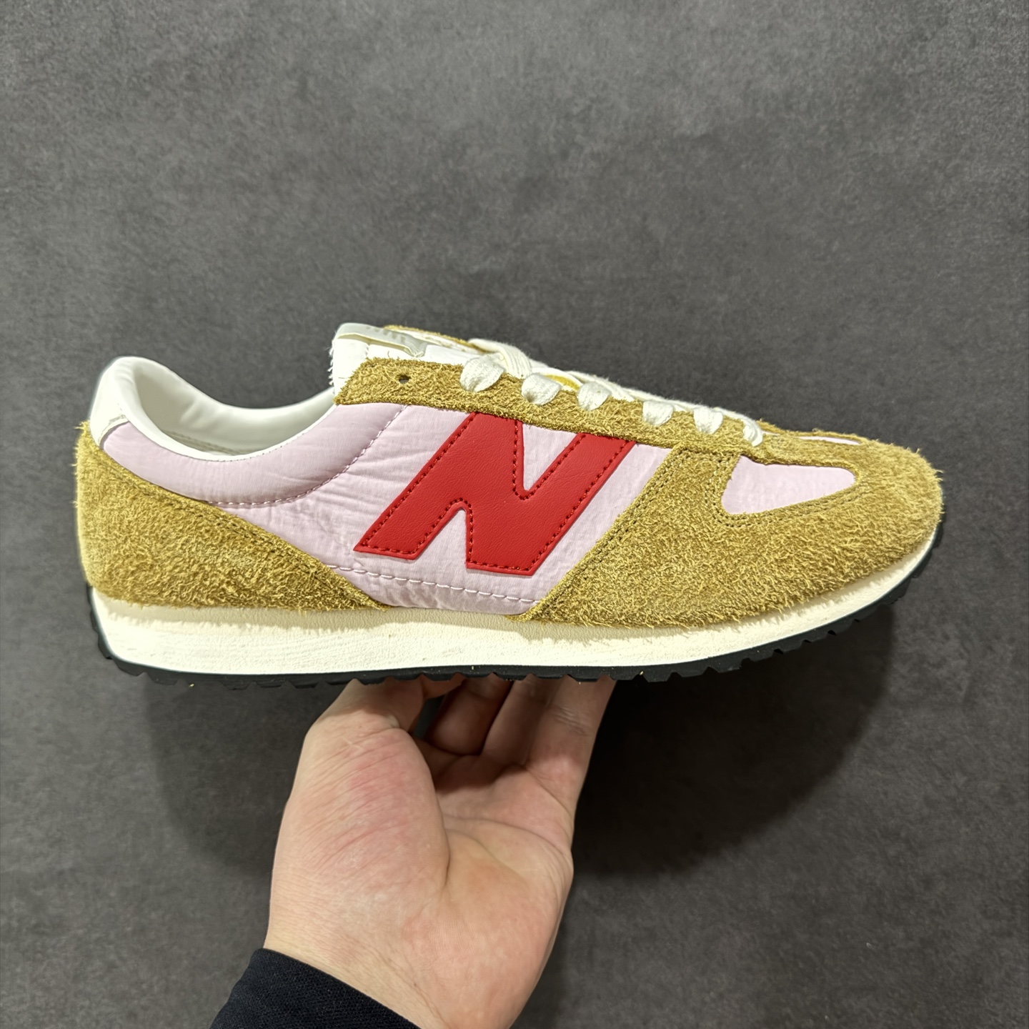 【K版】New Balance NB 471 系列 鞋款特别附赠两双带有品牌标识的限定配色鞋带,在色彩的变换间激发更多造型灵感 New Balance 471鞋款的诞生,不仅承载着New Balance对复古薄底跑鞋的创意诠释,更延续了品牌对经典设计的传承与致敬。 货号: U471AC 尺码:36-45-选品中心