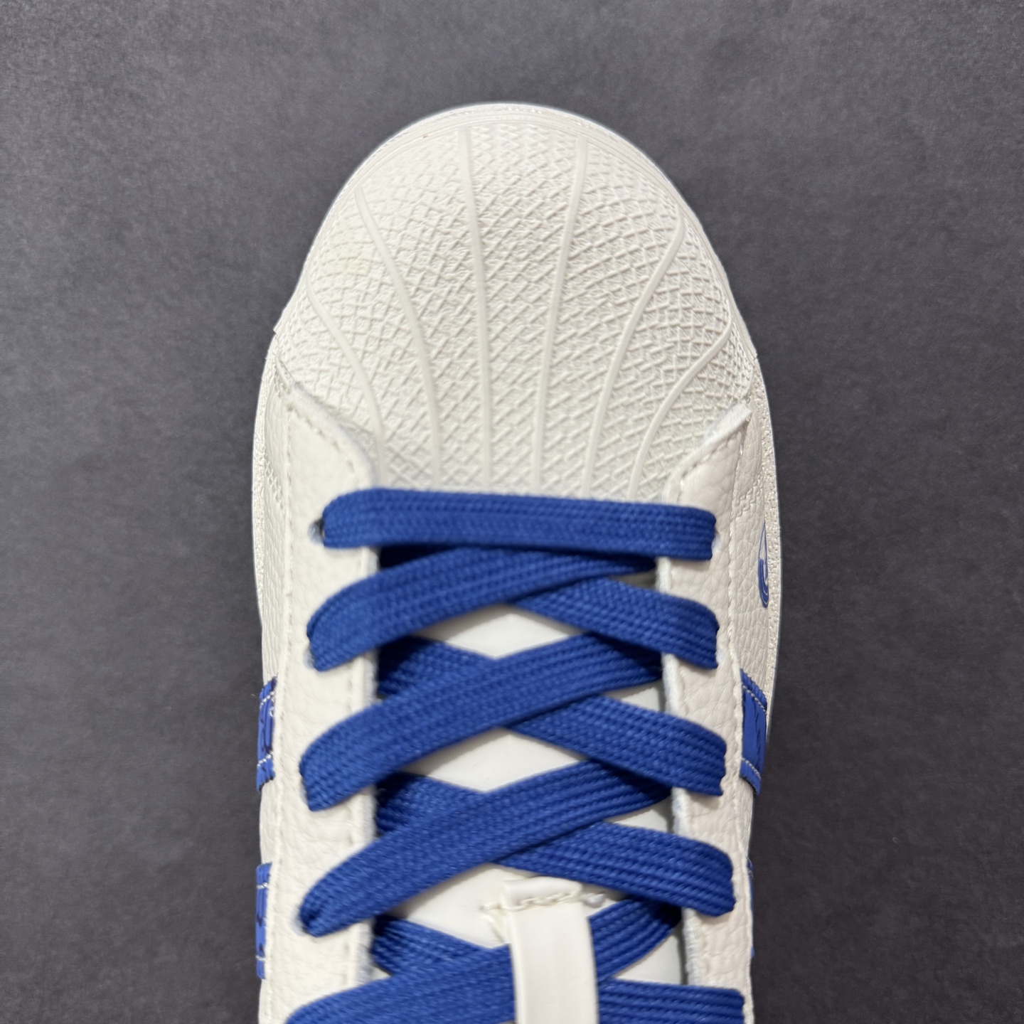 图片[8]-【定制版】AD Originals Superstar 联名贝壳头 原装公司级实拍 采用全新头层拼接皮革材质 后跟采用特色3D立体印字 渠道正品订单 诠释市场最高工艺水平 全鞋进口头层皮料打造。区别市面普通真标版本，进出专柜无压力 货号 DS0014 尺码：36-45-选品中心