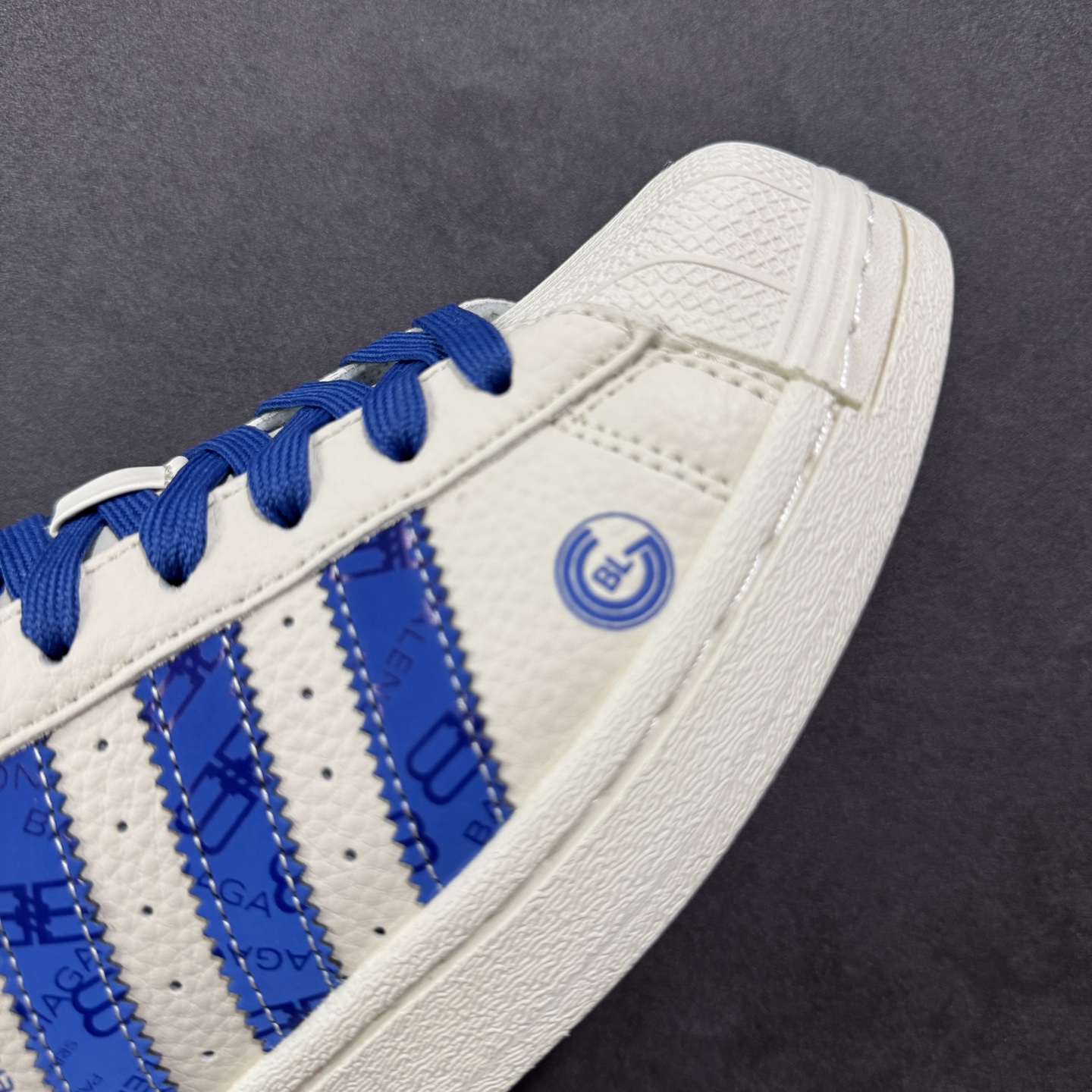 图片[5]-【定制版】AD Originals Superstar 联名贝壳头 原装公司级实拍 采用全新头层拼接皮革材质 后跟采用特色3D立体印字 渠道正品订单 诠释市场最高工艺水平 全鞋进口头层皮料打造。区别市面普通真标版本，进出专柜无压力 货号 DS0014 尺码：36-45-选品中心