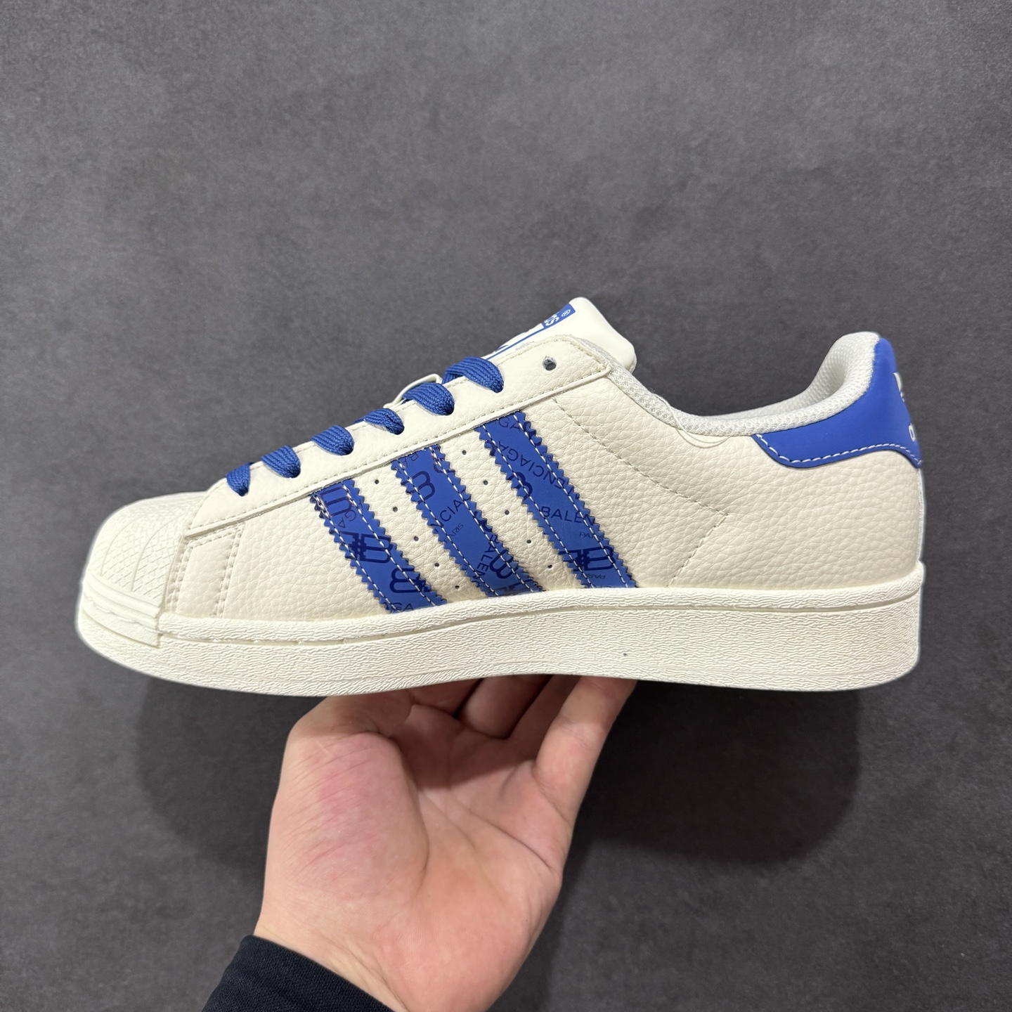 图片[2]-【定制版】AD Originals Superstar 联名贝壳头 原装公司级实拍 采用全新头层拼接皮革材质 后跟采用特色3D立体印字 渠道正品订单 诠释市场最高工艺水平 全鞋进口头层皮料打造。区别市面普通真标版本，进出专柜无压力 货号 DS0014 尺码：36-45-选品中心