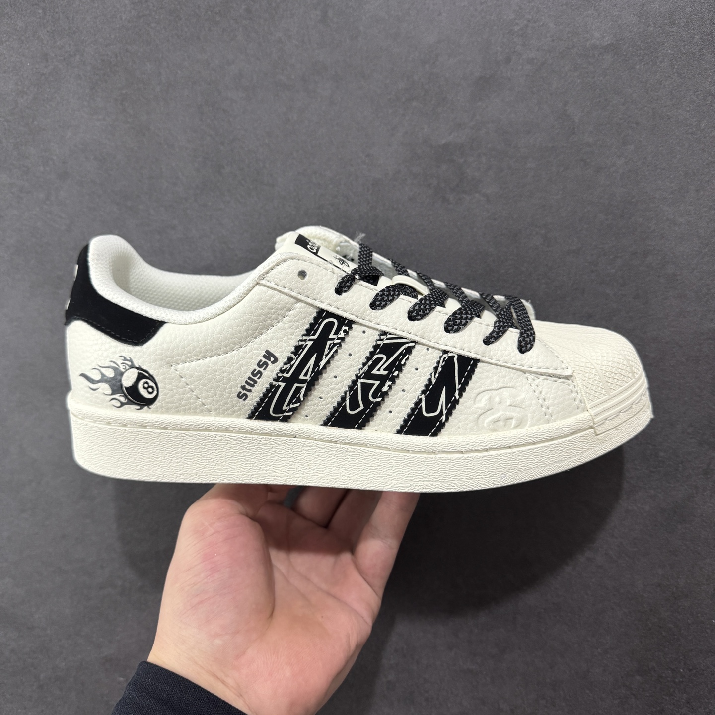 【定制版】AD Originals Superstar 联名贝壳头 原装公司级实拍 采用全新头层拼接皮革材质 后跟采用特色3D立体印字 渠道正品订单 诠释市场最高工艺水平 全鞋进口头层皮料打造。区别市面普通真标版本,进出专柜无压力 货号 AD8015 尺码:36-45-选品中心