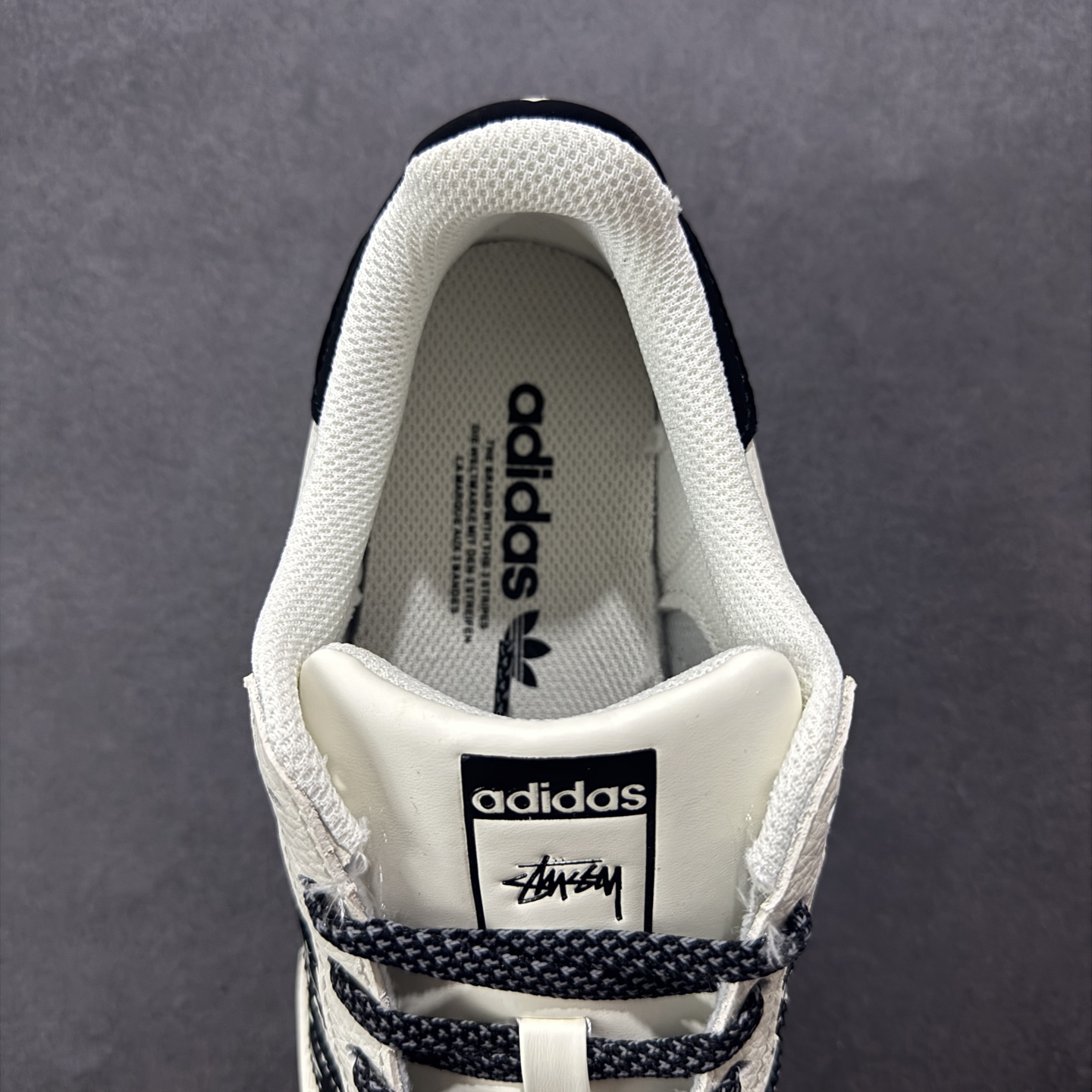 图片[7]-【定制版】AD Originals Superstar 联名贝壳头 原装公司级实拍 采用全新头层拼接皮革材质 后跟采用特色3D立体印字 渠道正品订单 诠释市场最高工艺水平 全鞋进口头层皮料打造。区别市面普通真标版本，进出专柜无压力 货号 AD8015 尺码：36-45-选品中心