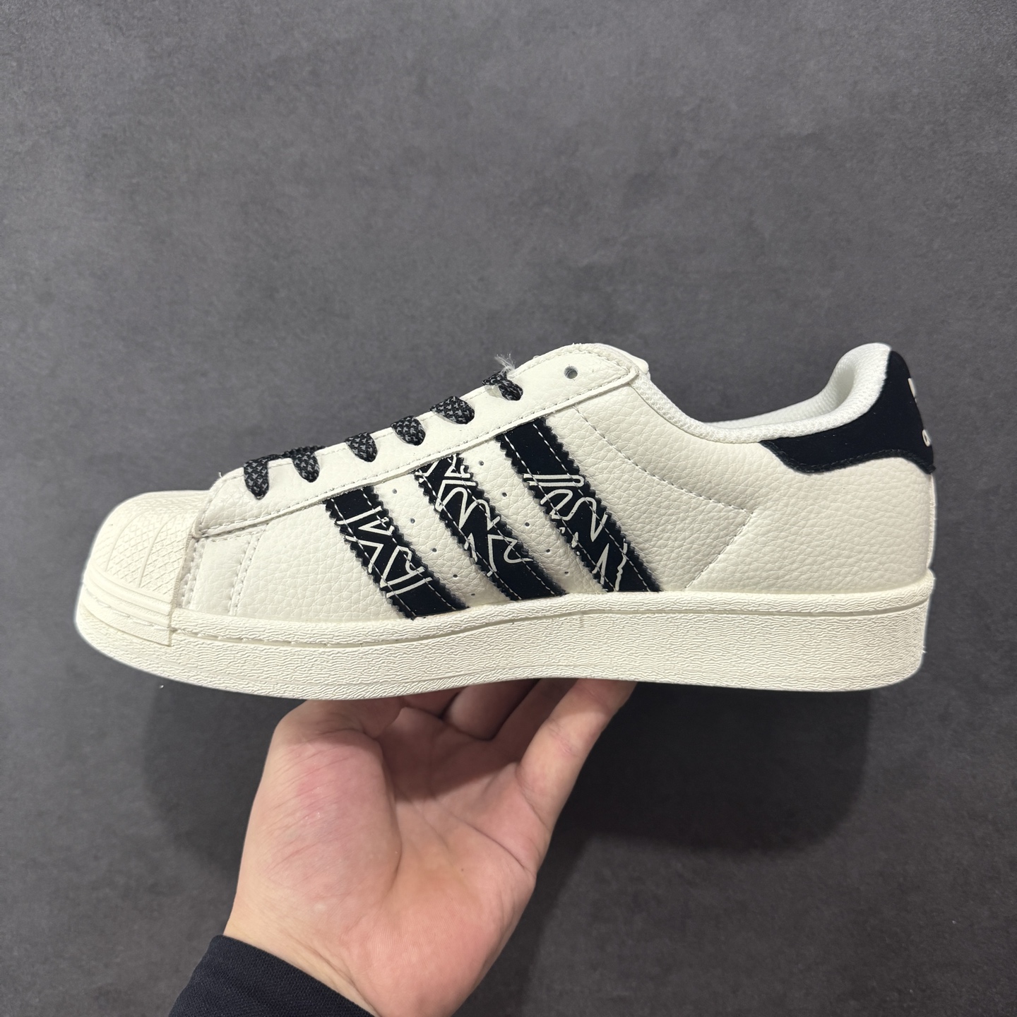 图片[2]-【定制版】AD Originals Superstar 联名贝壳头 原装公司级实拍 采用全新头层拼接皮革材质 后跟采用特色3D立体印字 渠道正品订单 诠释市场最高工艺水平 全鞋进口头层皮料打造。区别市面普通真标版本，进出专柜无压力 货号 AD8015 尺码：36-45-选品中心