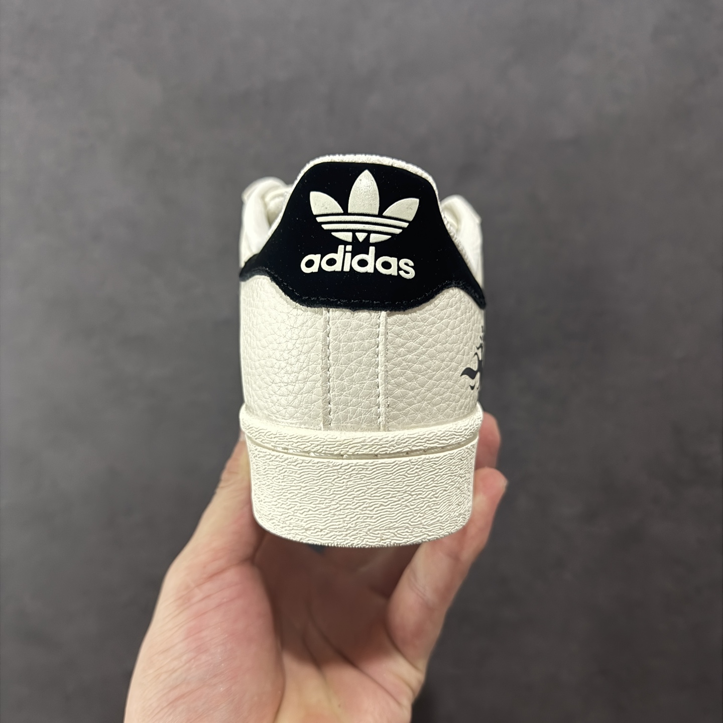 图片[4]-【定制版】AD Originals Superstar 联名贝壳头 原装公司级实拍 采用全新头层拼接皮革材质 后跟采用特色3D立体印字 渠道正品订单 诠释市场最高工艺水平 全鞋进口头层皮料打造。区别市面普通真标版本，进出专柜无压力 货号 AD8015 尺码：36-45-选品中心