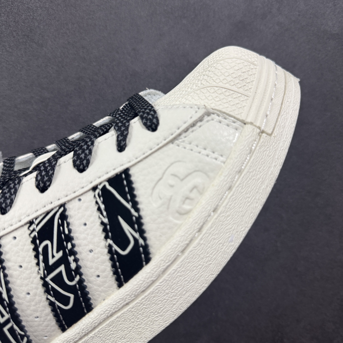 图片[5]-【定制版】AD Originals Superstar 联名贝壳头 原装公司级实拍 采用全新头层拼接皮革材质 后跟采用特色3D立体印字 渠道正品订单 诠释市场最高工艺水平 全鞋进口头层皮料打造。区别市面普通真标版本，进出专柜无压力 货号 AD8015 尺码：36-45-选品中心