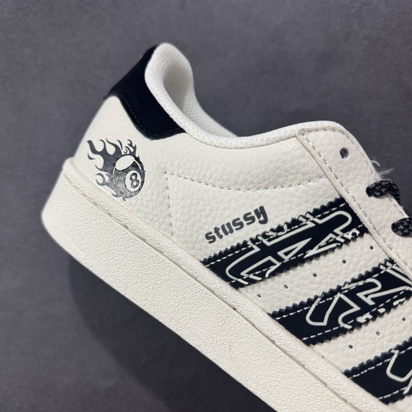 图片[6]-【定制版】AD Originals Superstar 联名贝壳头 原装公司级实拍 采用全新头层拼接皮革材质 后跟采用特色3D立体印字 渠道正品订单 诠释市场最高工艺水平 全鞋进口头层皮料打造。区别市面普通真标版本，进出专柜无压力 货号 AD8015 尺码：36-45-选品中心