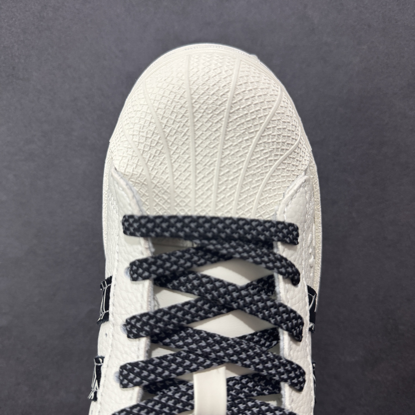 图片[8]-【定制版】AD Originals Superstar 联名贝壳头 原装公司级实拍 采用全新头层拼接皮革材质 后跟采用特色3D立体印字 渠道正品订单 诠释市场最高工艺水平 全鞋进口头层皮料打造。区别市面普通真标版本，进出专柜无压力 货号 AD8015 尺码：36-45-选品中心