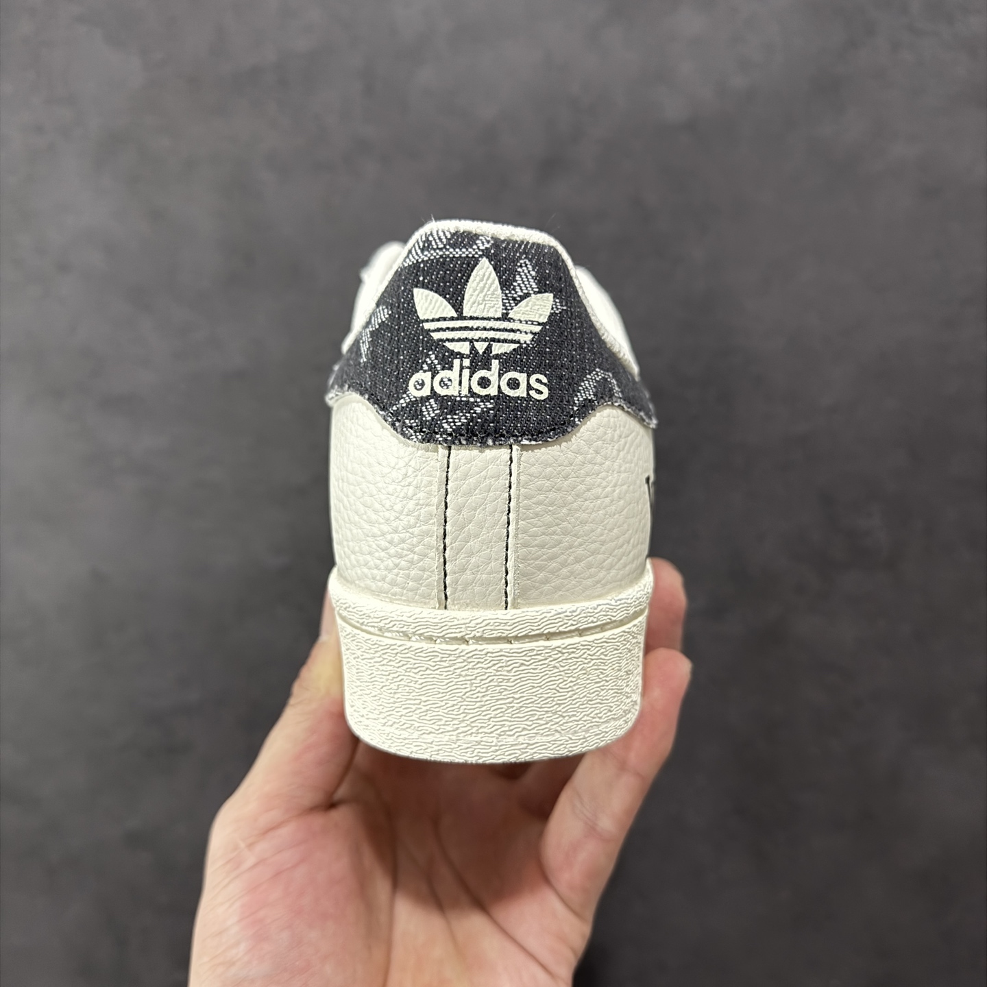 图片[4]-【定制版】LV x AD Originals Superstar 联名贝壳头 原装公司级实拍 采用全新头层拼接皮革材质 后跟采用特色3D立体印字 渠道正品订单 诠释市场最高工艺水平 全鞋进口头层皮料打造。区别市面普通真标版本，进出专柜无压力 货号 XS0016 尺码：36-45-选品中心