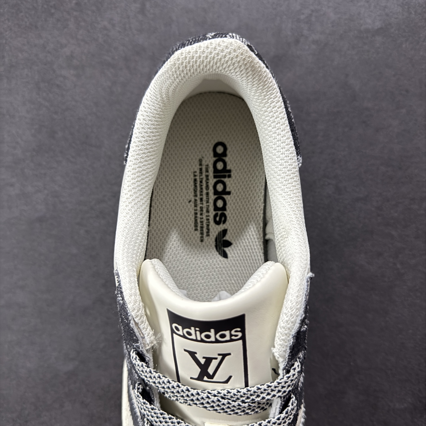 图片[7]-【定制版】LV x AD Originals Superstar 联名贝壳头 原装公司级实拍 采用全新头层拼接皮革材质 后跟采用特色3D立体印字 渠道正品订单 诠释市场最高工艺水平 全鞋进口头层皮料打造。区别市面普通真标版本，进出专柜无压力 货号 XS0016 尺码：36-45-选品中心