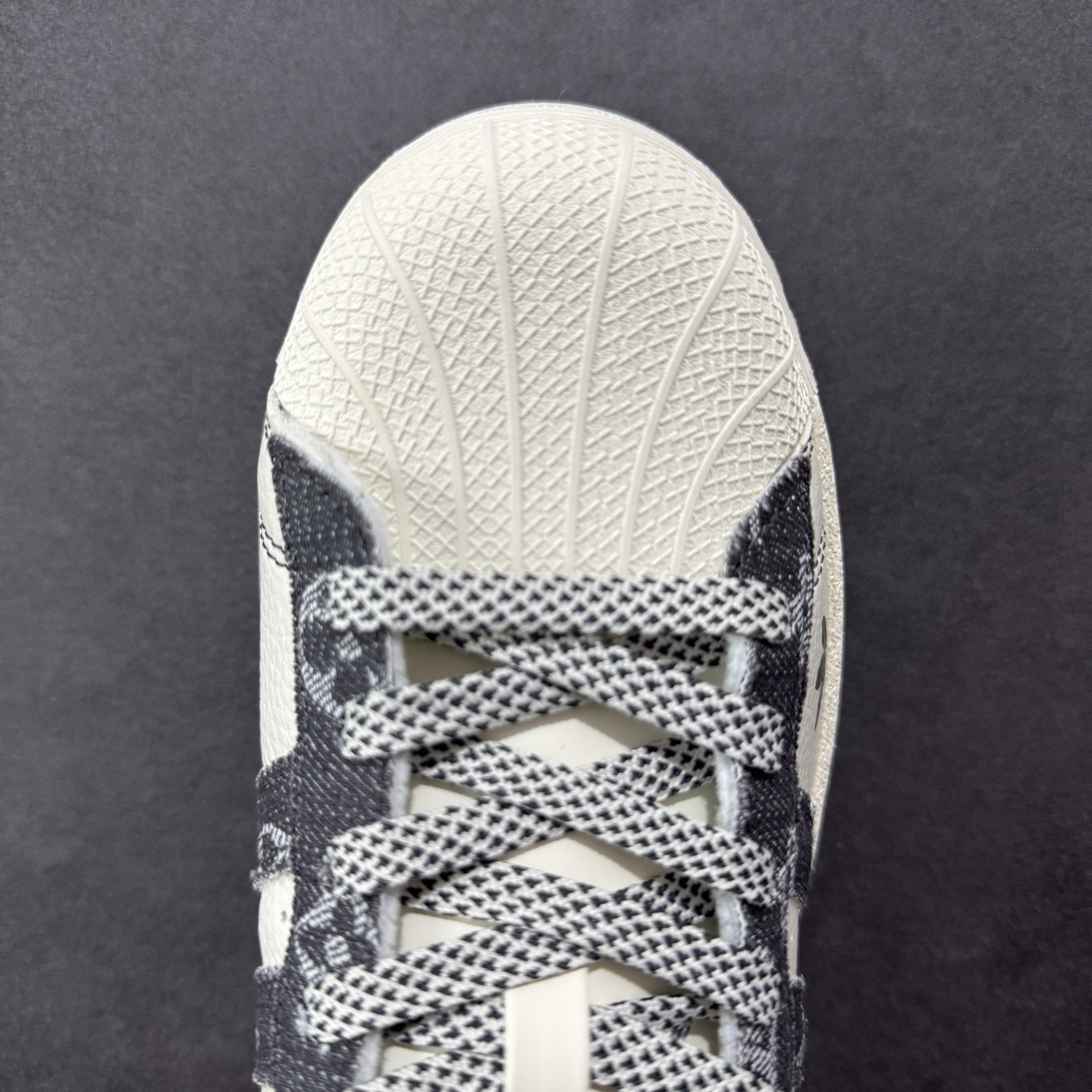 图片[8]-【定制版】LV x AD Originals Superstar 联名贝壳头 原装公司级实拍 采用全新头层拼接皮革材质 后跟采用特色3D立体印字 渠道正品订单 诠释市场最高工艺水平 全鞋进口头层皮料打造。区别市面普通真标版本，进出专柜无压力 货号 XS0016 尺码：36-45-选品中心