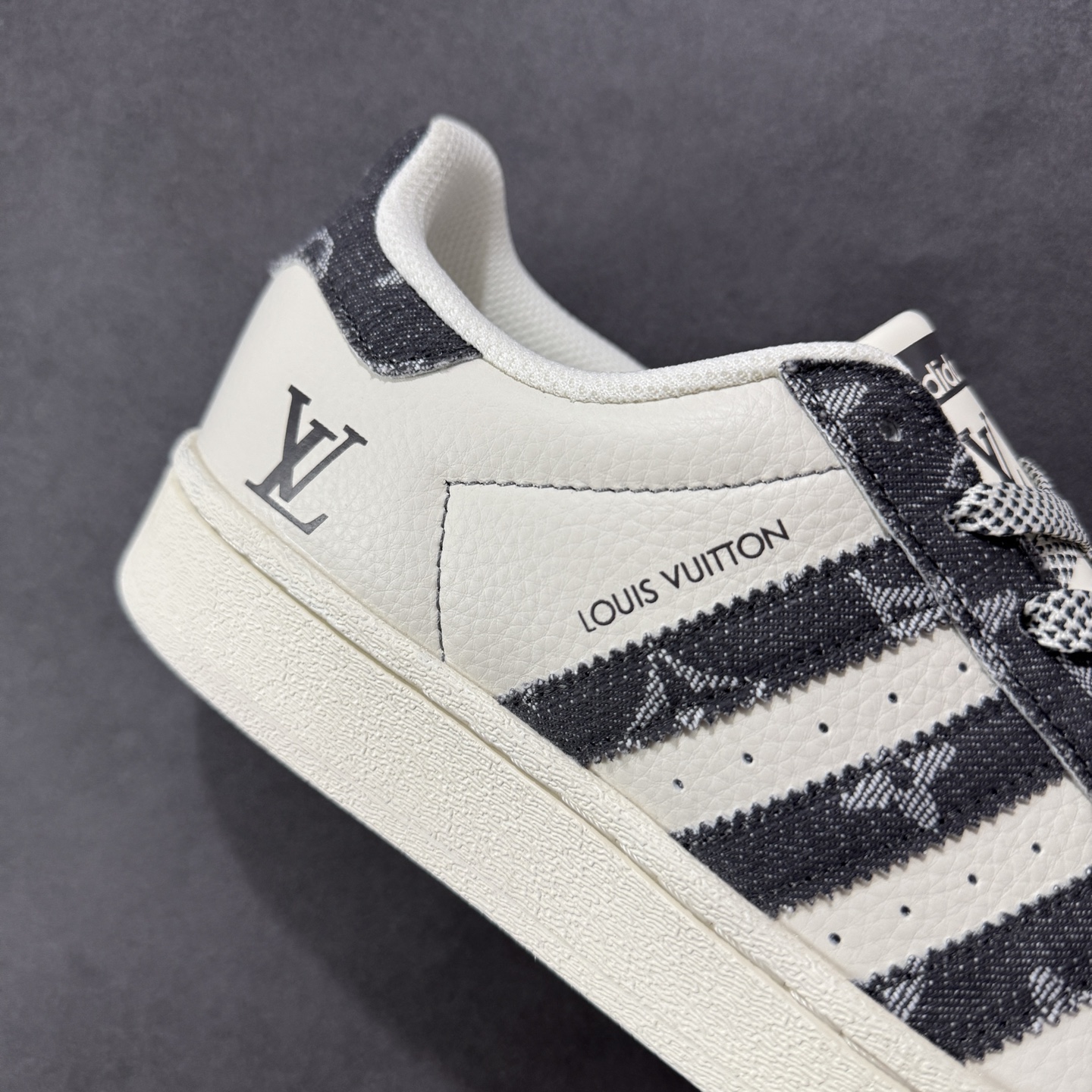 图片[6]-【定制版】LV x AD Originals Superstar 联名贝壳头 原装公司级实拍 采用全新头层拼接皮革材质 后跟采用特色3D立体印字 渠道正品订单 诠释市场最高工艺水平 全鞋进口头层皮料打造。区别市面普通真标版本，进出专柜无压力 货号 XS0016 尺码：36-45-选品中心