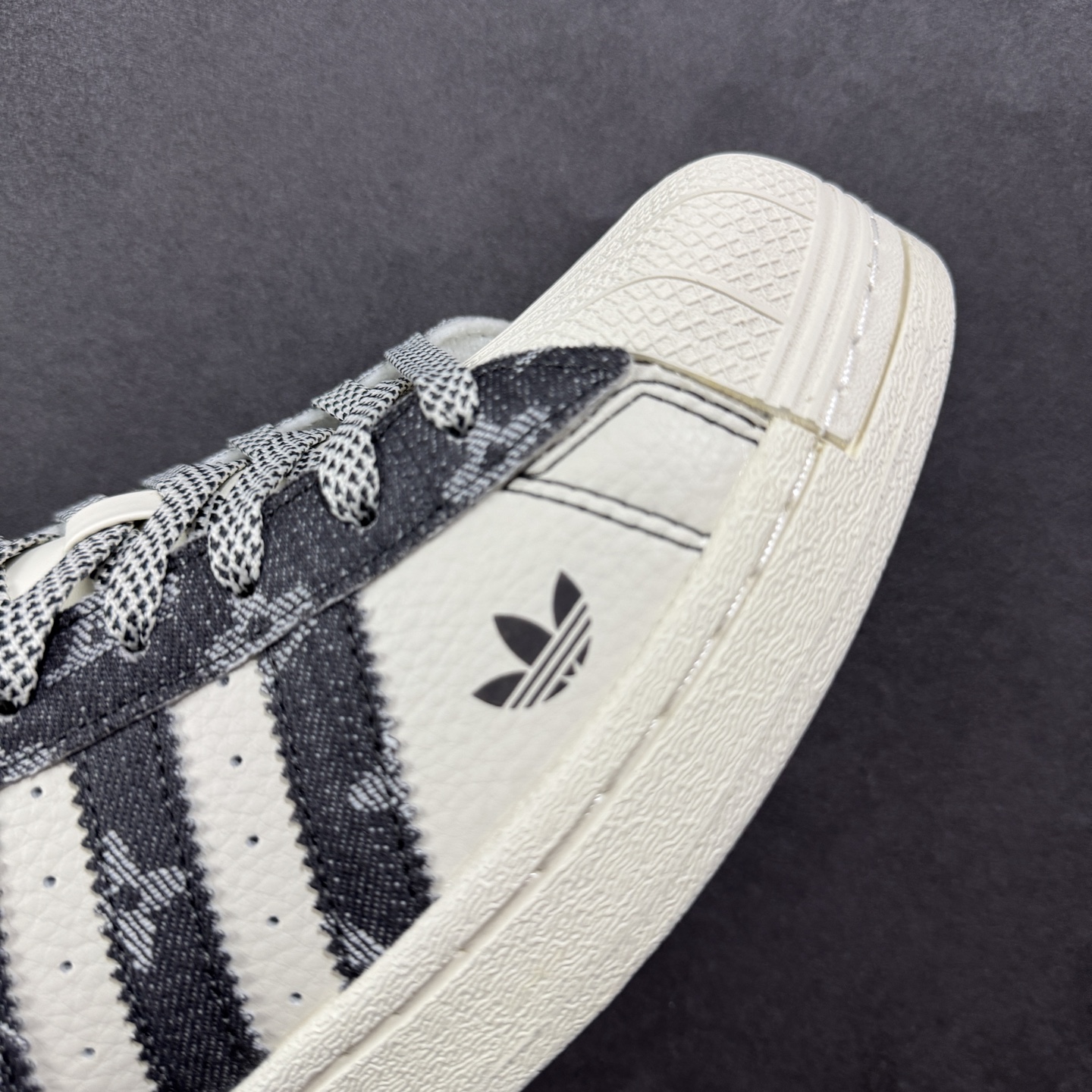 图片[5]-【定制版】LV x AD Originals Superstar 联名贝壳头 原装公司级实拍 采用全新头层拼接皮革材质 后跟采用特色3D立体印字 渠道正品订单 诠释市场最高工艺水平 全鞋进口头层皮料打造。区别市面普通真标版本，进出专柜无压力 货号 XS0016 尺码：36-45-选品中心