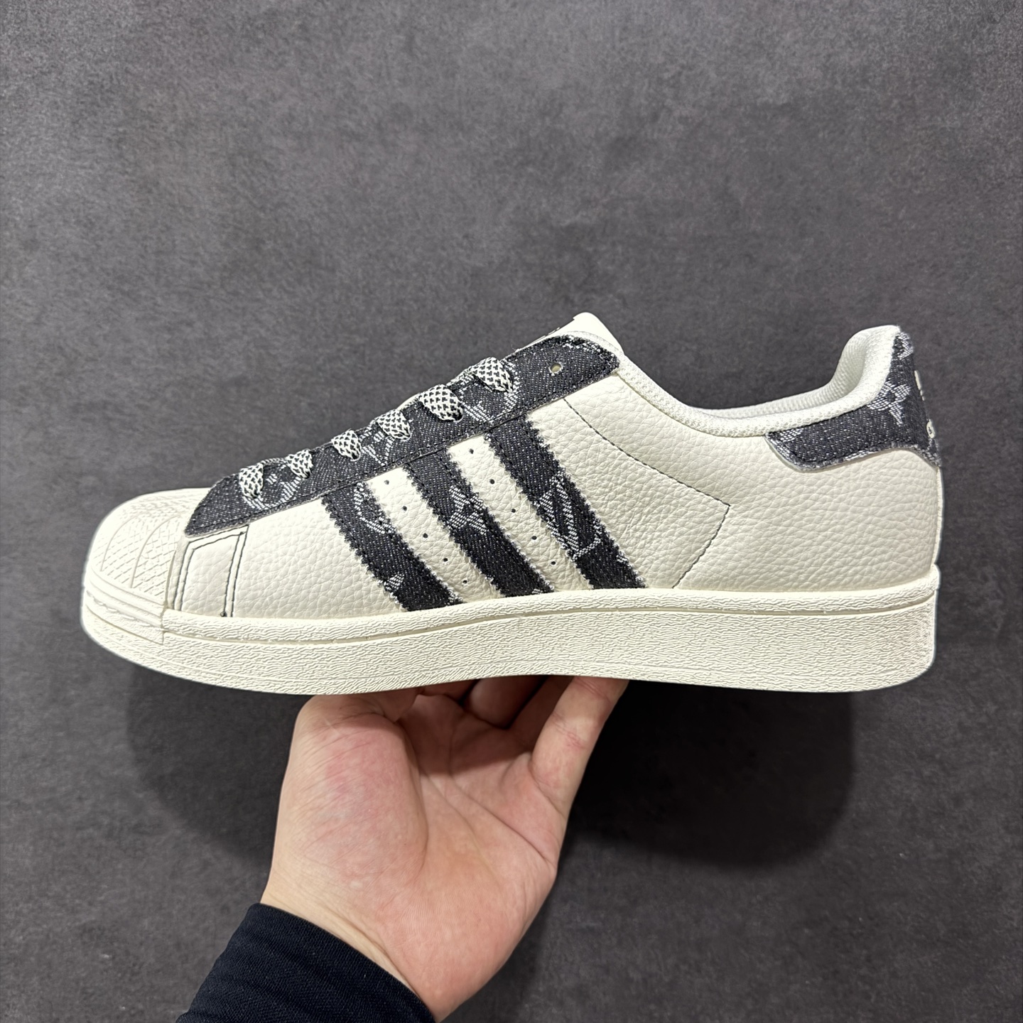 图片[2]-【定制版】LV x AD Originals Superstar 联名贝壳头 原装公司级实拍 采用全新头层拼接皮革材质 后跟采用特色3D立体印字 渠道正品订单 诠释市场最高工艺水平 全鞋进口头层皮料打造。区别市面普通真标版本，进出专柜无压力 货号 XS0016 尺码：36-45-选品中心