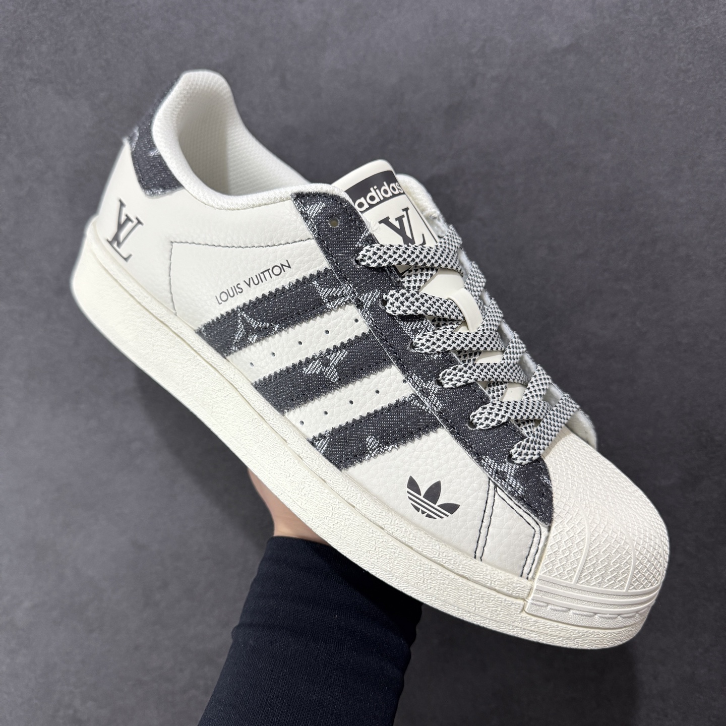 图片[3]-【定制版】LV x AD Originals Superstar 联名贝壳头 原装公司级实拍 采用全新头层拼接皮革材质 后跟采用特色3D立体印字 渠道正品订单 诠释市场最高工艺水平 全鞋进口头层皮料打造。区别市面普通真标版本，进出专柜无压力 货号 XS0016 尺码：36-45-选品中心