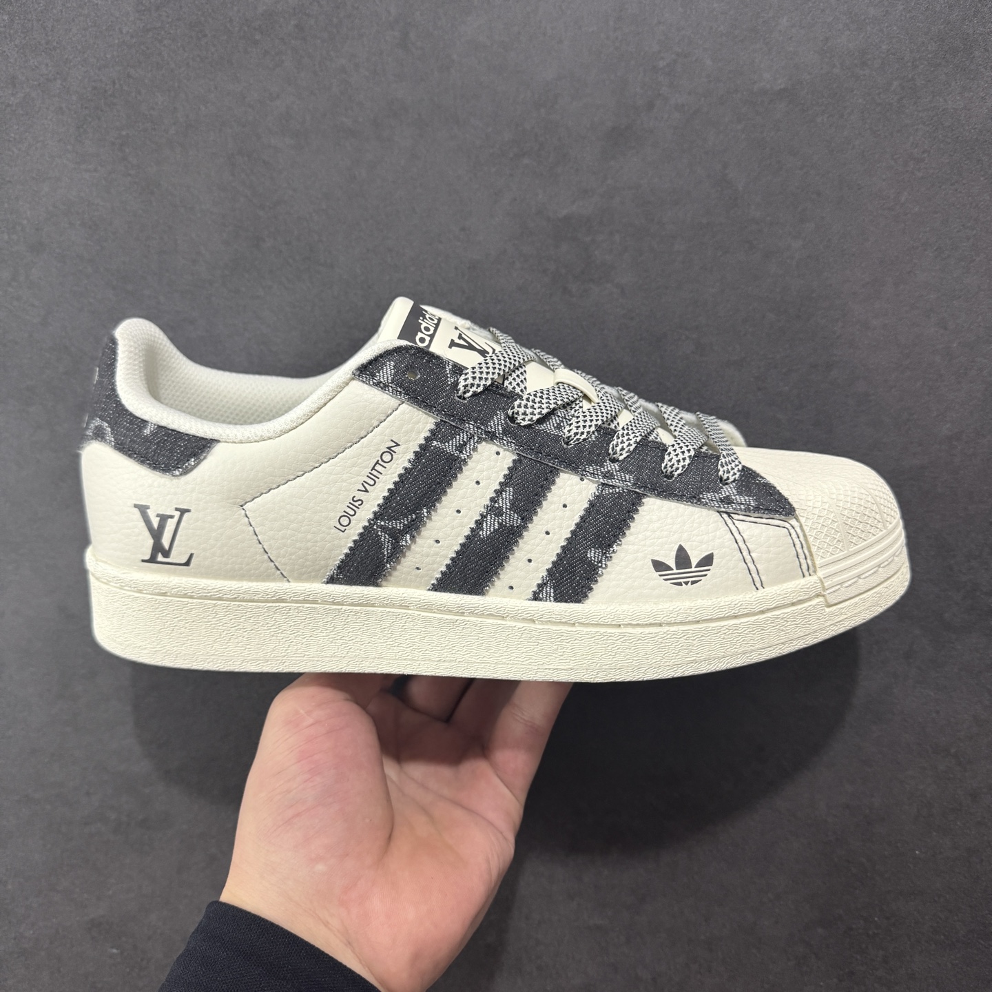 【定制版】LV x AD Originals Superstar 联名贝壳头 原装公司级实拍 采用全新头层拼接皮革材质 后跟采用特色3D立体印字 渠道正品订单 诠释市场最高工艺水平 全鞋进口头层皮料打造。区别市面普通真标版本，进出专柜无压力 货号 XS0016 尺码：36-45-选品中心