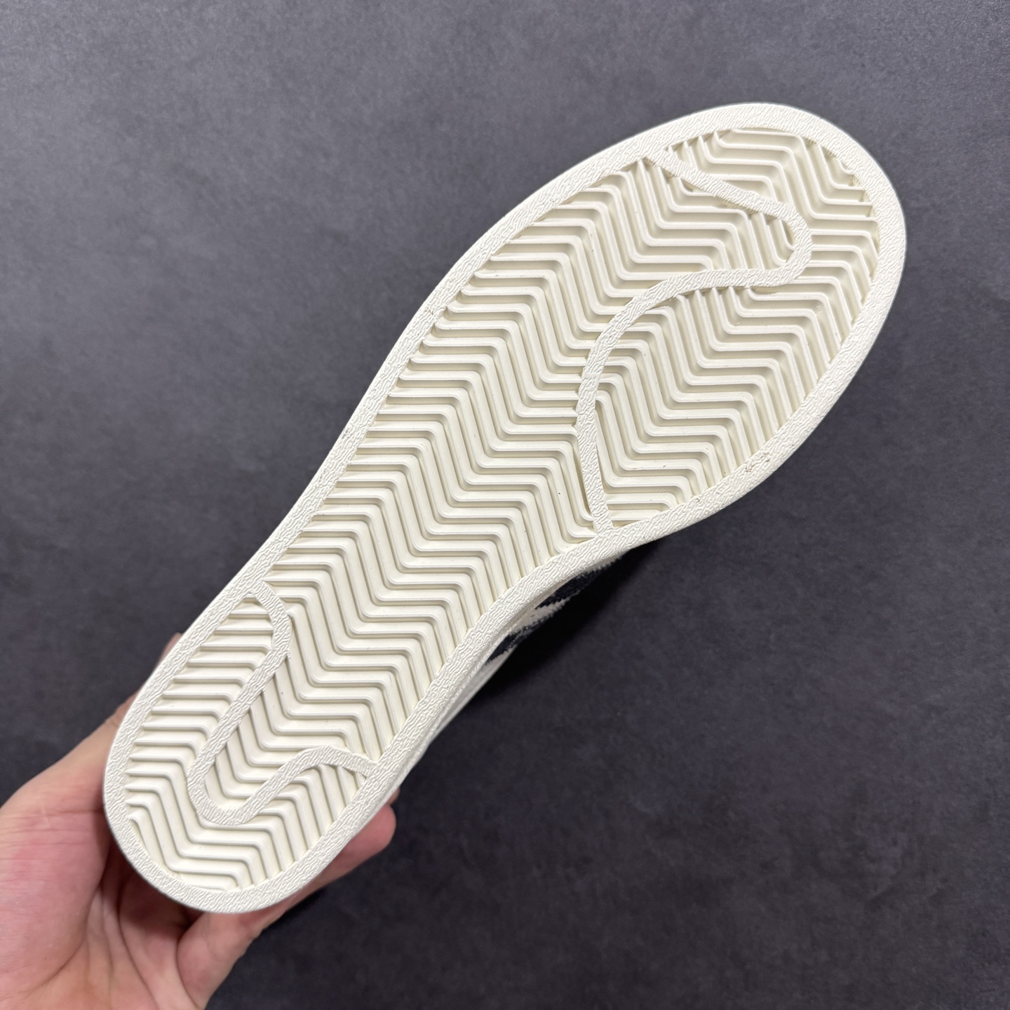 图片[9]-【定制版】LV x AD Originals Superstar 联名贝壳头 原装公司级实拍 采用全新头层拼接皮革材质 后跟采用特色3D立体印字 渠道正品订单 诠释市场最高工艺水平 全鞋进口头层皮料打造。区别市面普通真标版本，进出专柜无压力 货号 XS0016 尺码：36-45-选品中心