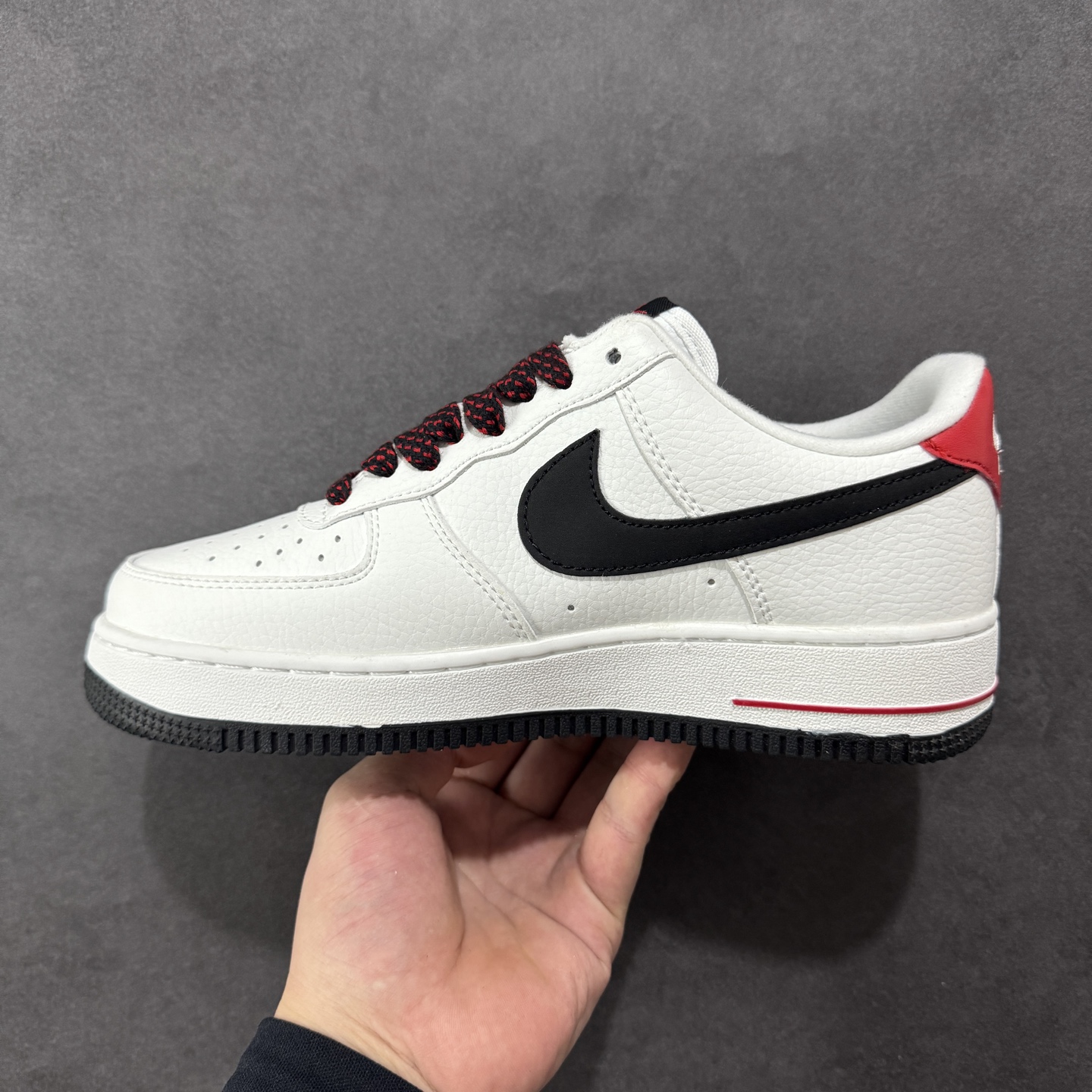 图片[2]-【定制版】Nike Air Force 1 Low 07 x Supreme 白黑红小勾 原楦头原纸板 打造纯正低帮空军版型 专注外贸渠道 全掌内置蜂窝气垫 原盒配件 原厂中底钢印、拉帮完美 货号：DQ6628 159 尺码：36 36.5 37.5 38 38.5 39 40 40.5 41 42 42.5 43 44 44.5 45-选品中心