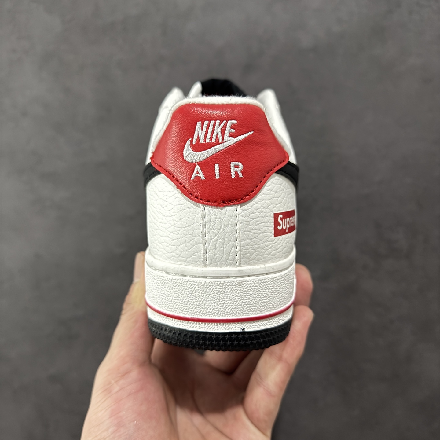 图片[4]-【定制版】Nike Air Force 1 Low 07 x Supreme 白黑红小勾 原楦头原纸板 打造纯正低帮空军版型 专注外贸渠道 全掌内置蜂窝气垫 原盒配件 原厂中底钢印、拉帮完美 货号：DQ6628 159 尺码：36 36.5 37.5 38 38.5 39 40 40.5 41 42 42.5 43 44 44.5 45-选品中心