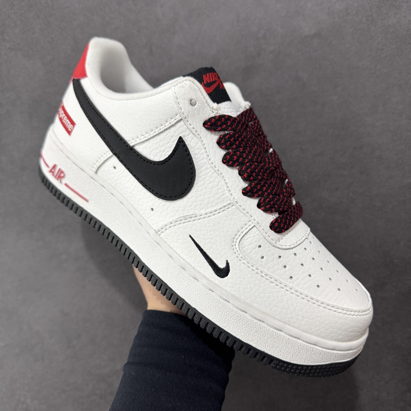 图片[3]-【定制版】Nike Air Force 1 Low 07 x Supreme 白黑红小勾 原楦头原纸板 打造纯正低帮空军版型 专注外贸渠道 全掌内置蜂窝气垫 原盒配件 原厂中底钢印、拉帮完美 货号：DQ6628 159 尺码：36 36.5 37.5 38 38.5 39 40 40.5 41 42 42.5 43 44 44.5 45-选品中心